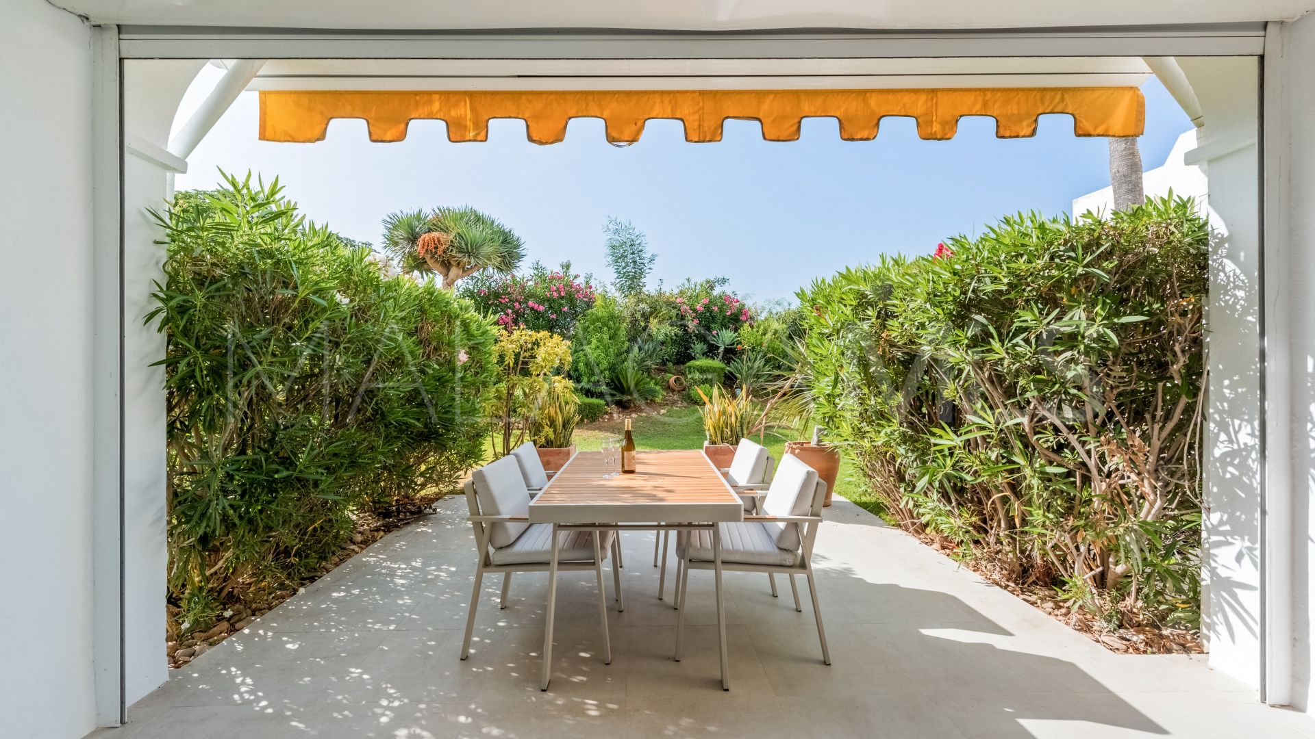 For sale town house in Nueva Andalucia