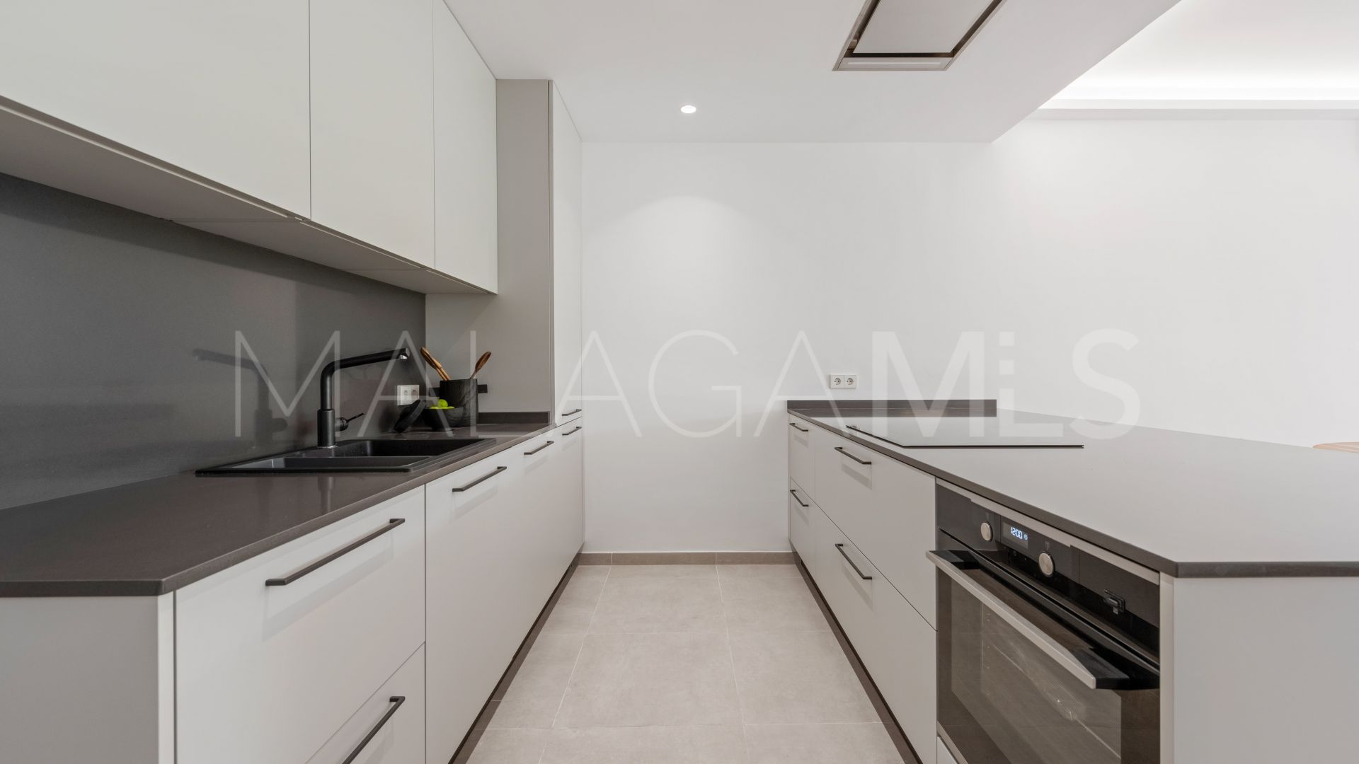 For sale town house in Nueva Andalucia
