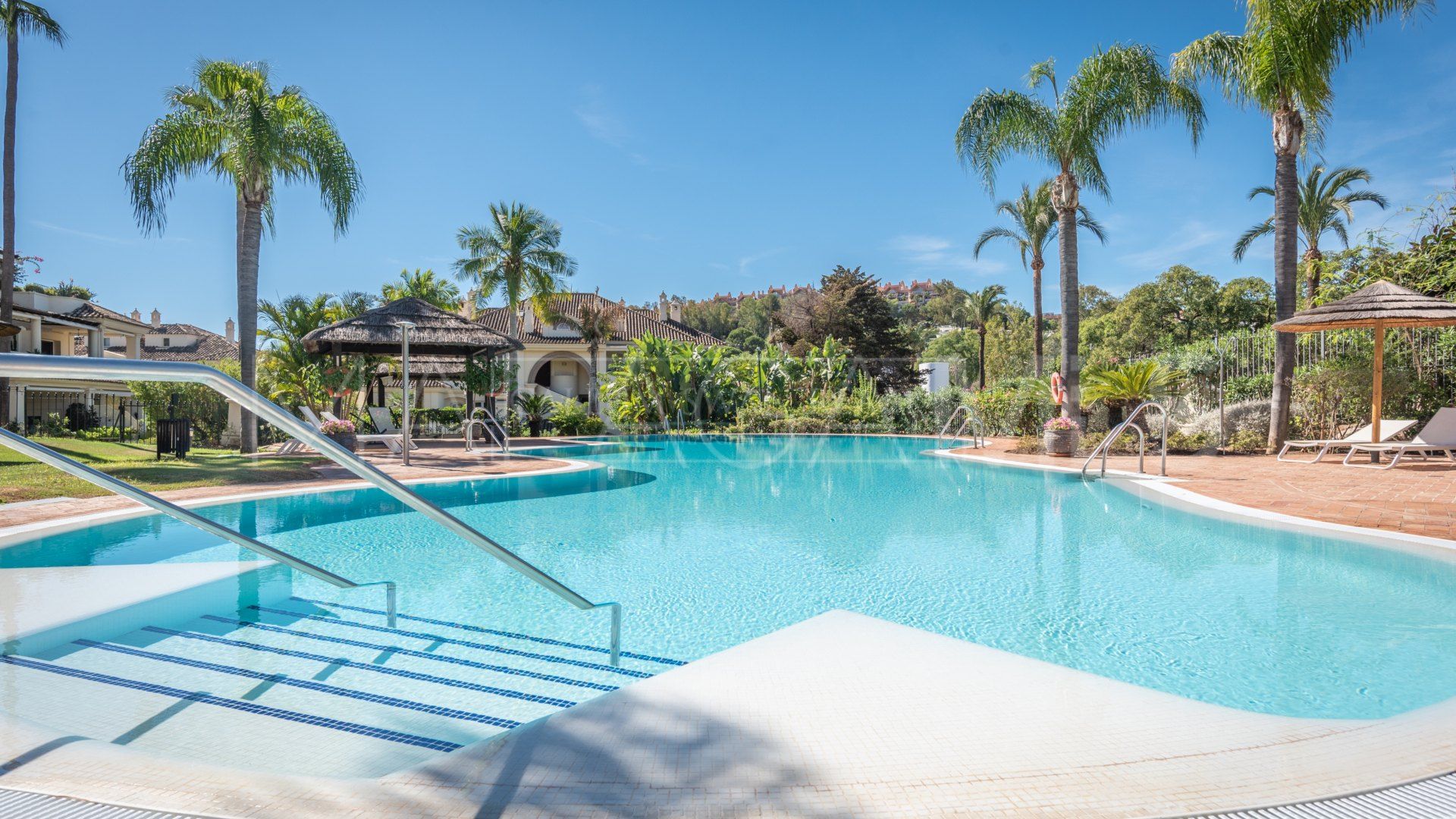 Zweistöckiges penthouse for sale in Nueva Andalucia