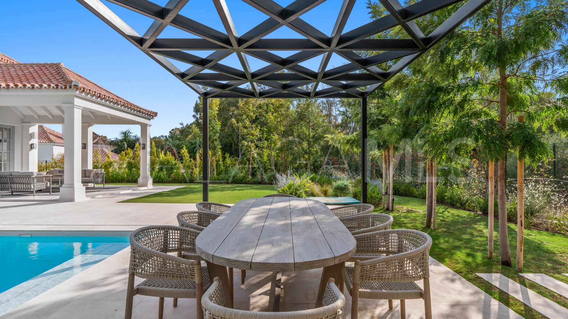 Villa for sale in Nueva Andalucia