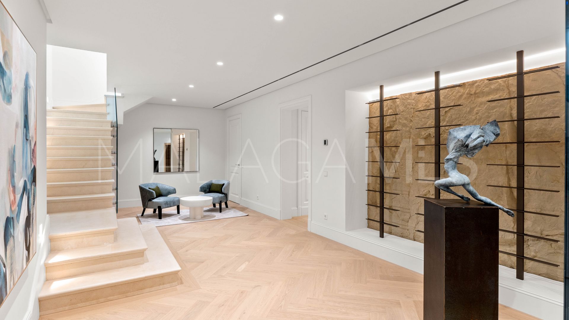 Villa for sale in Nueva Andalucia