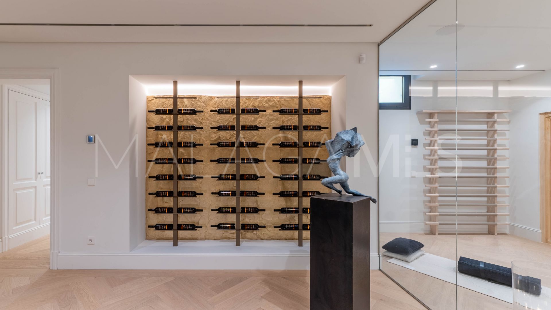 Villa for sale in Nueva Andalucia