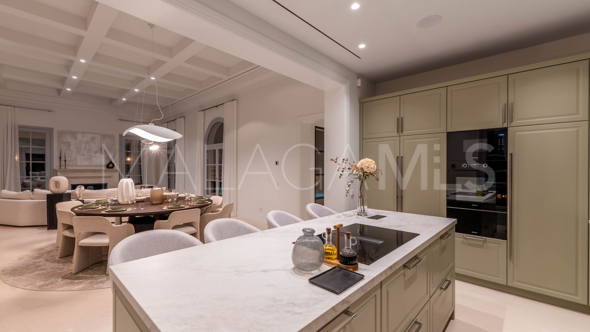 Villa for sale in Nueva Andalucia