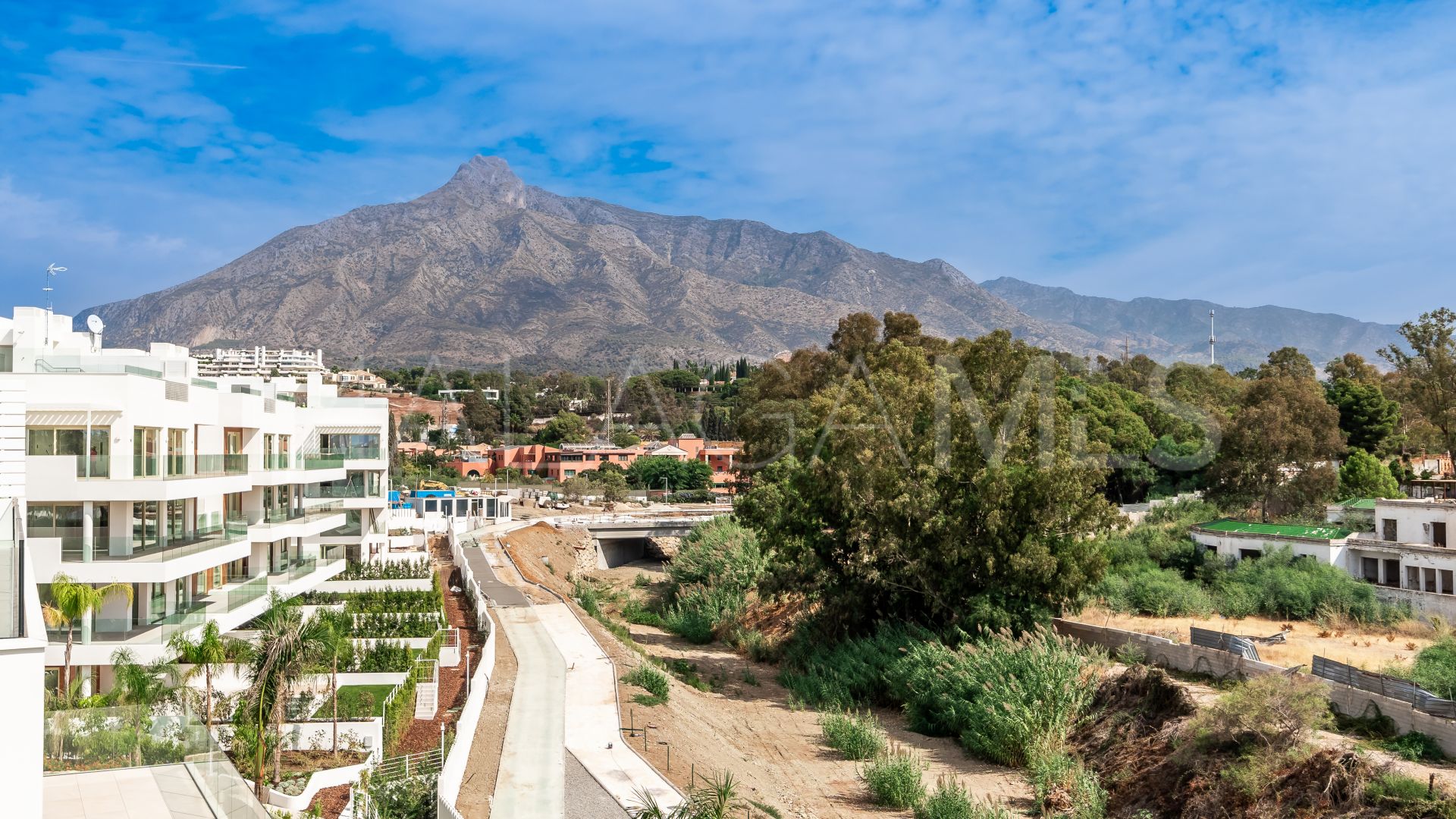 Zweistöckiges penthouse for sale in Marbella Goldene Meile