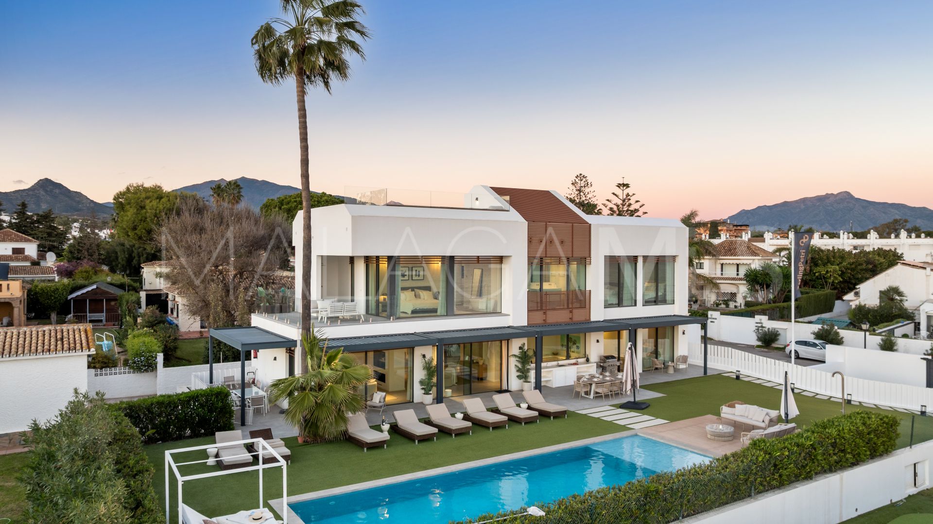 Villa for sale in New Golden Mile