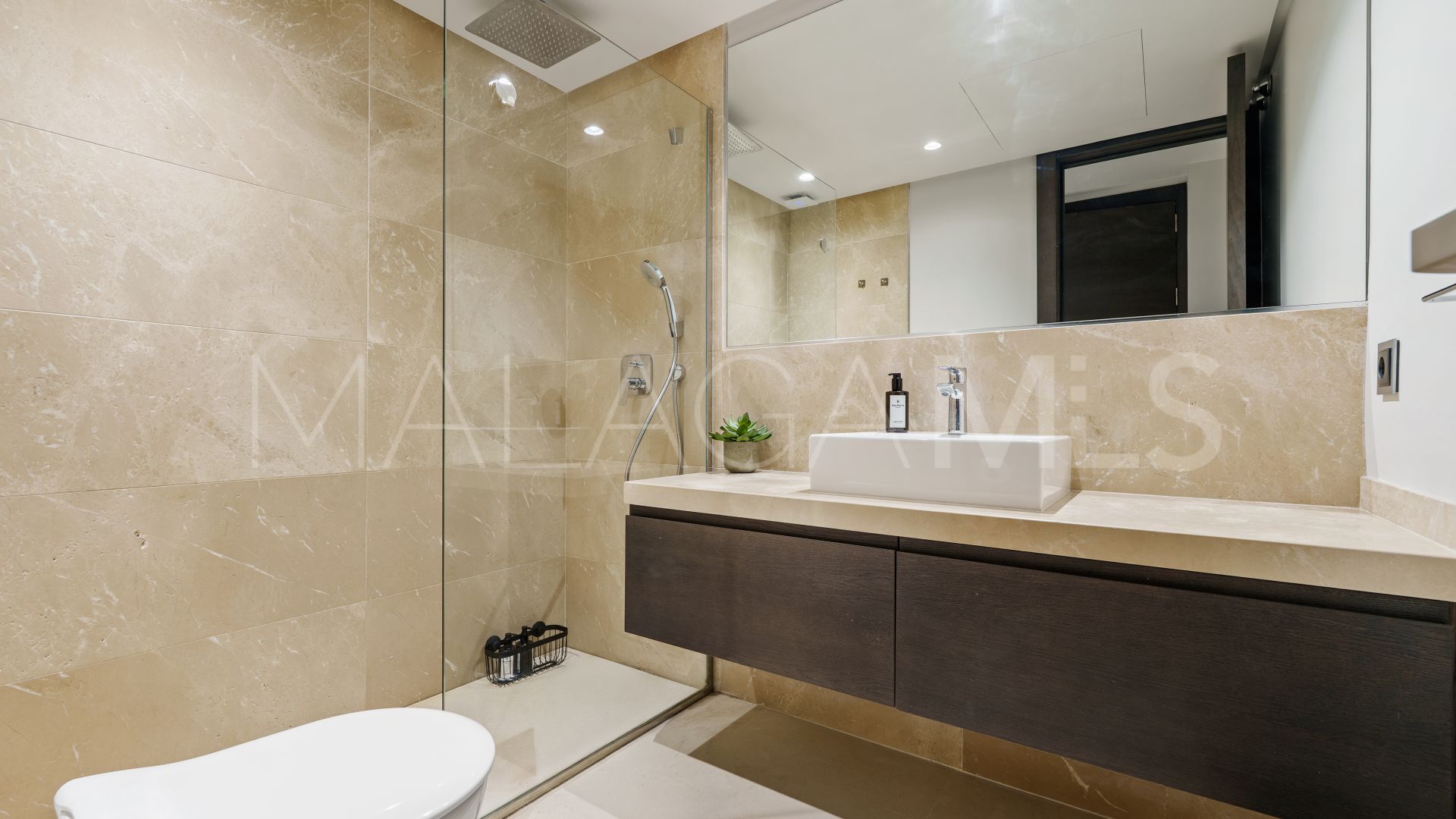 Villa for sale in Nueva Andalucia