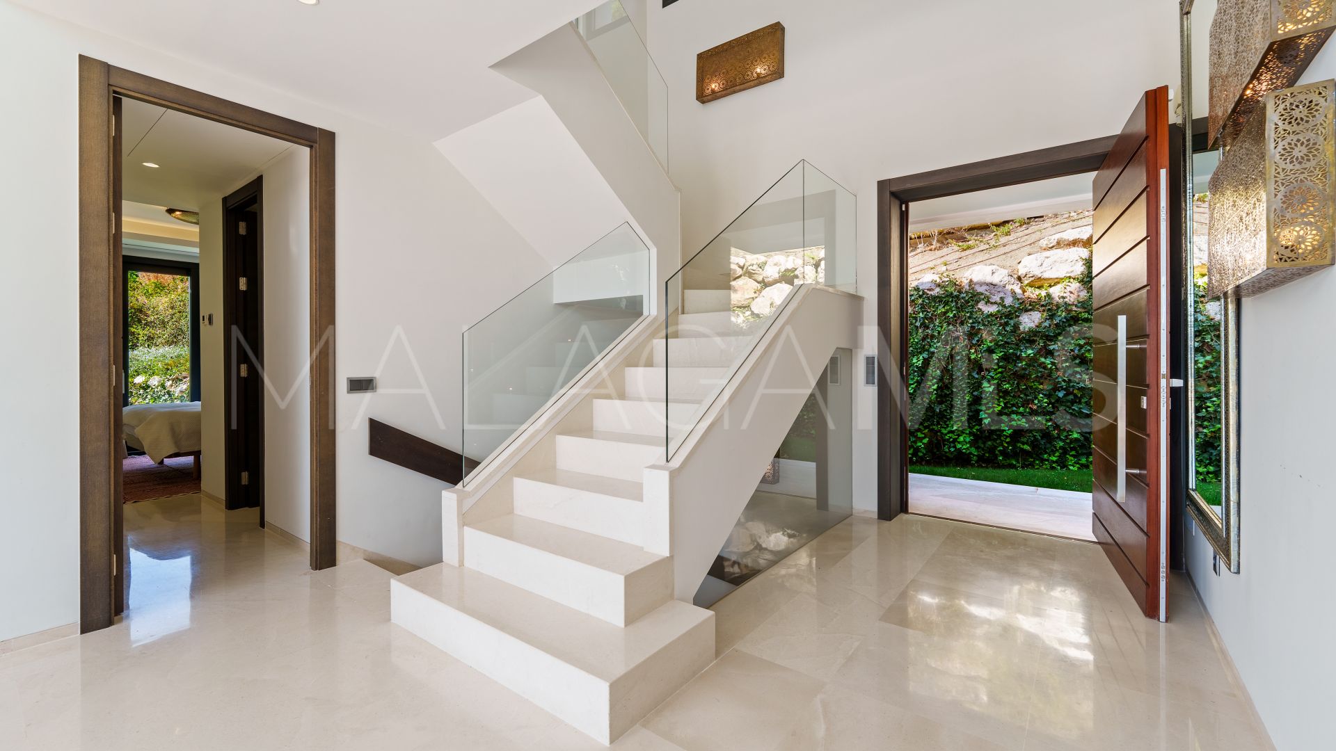 Villa for sale in Nueva Andalucia
