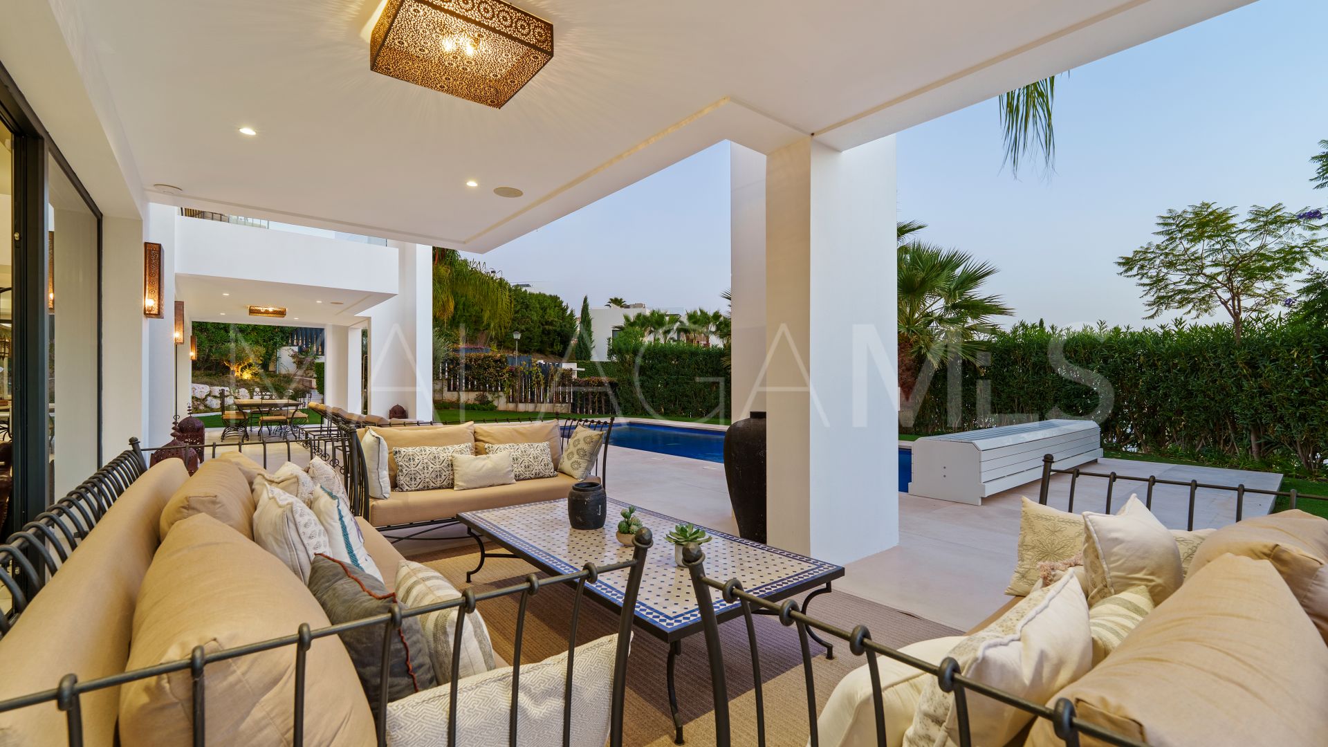 Villa for sale in Nueva Andalucia