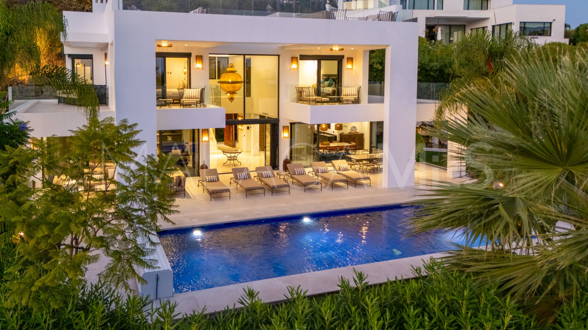 Villa for sale in Nueva Andalucia