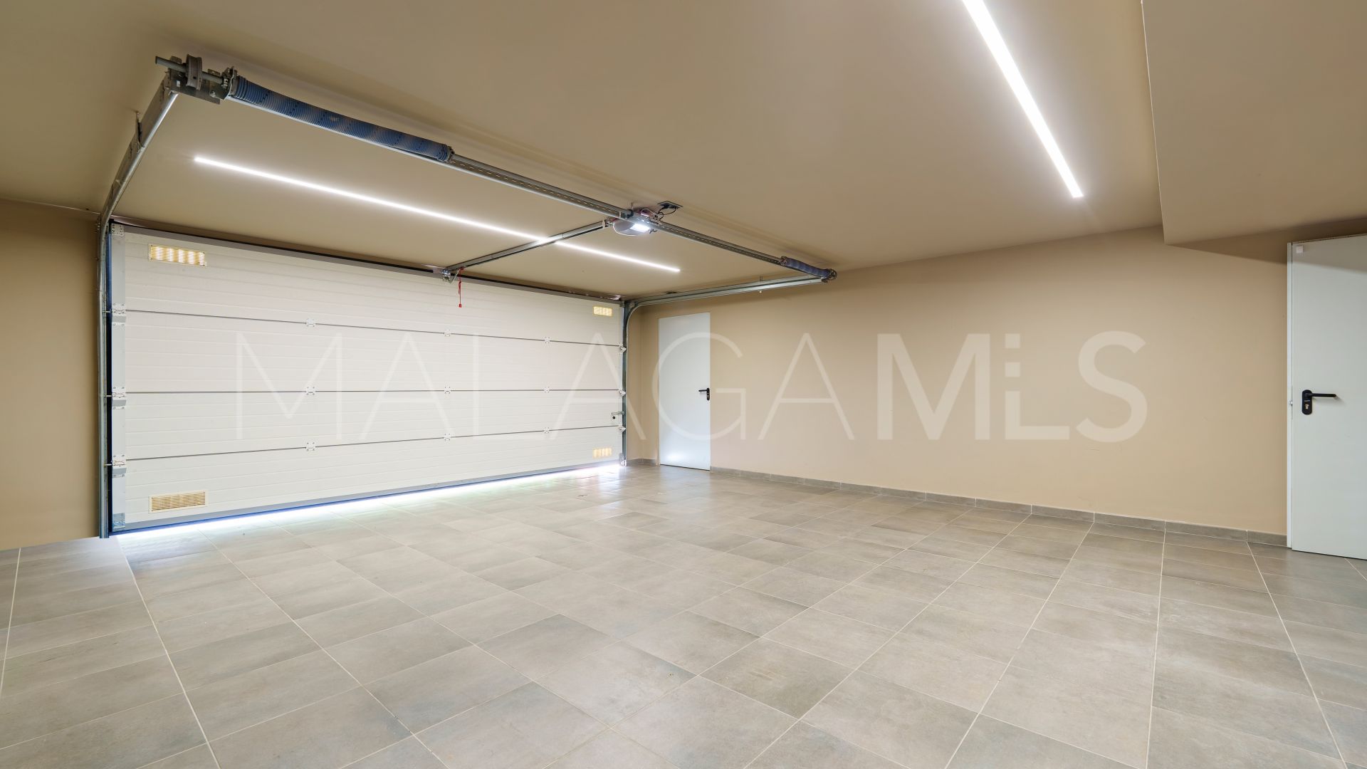 Villa for sale in Nueva Andalucia