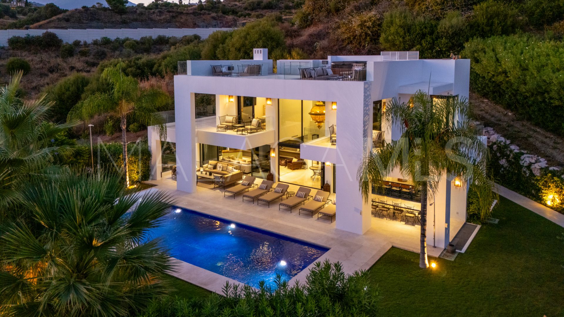 Villa for sale in Nueva Andalucia