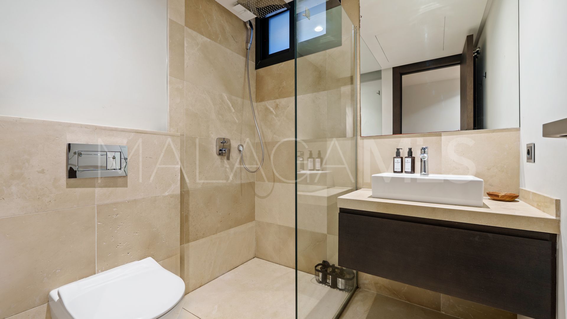 Villa for sale in Nueva Andalucia