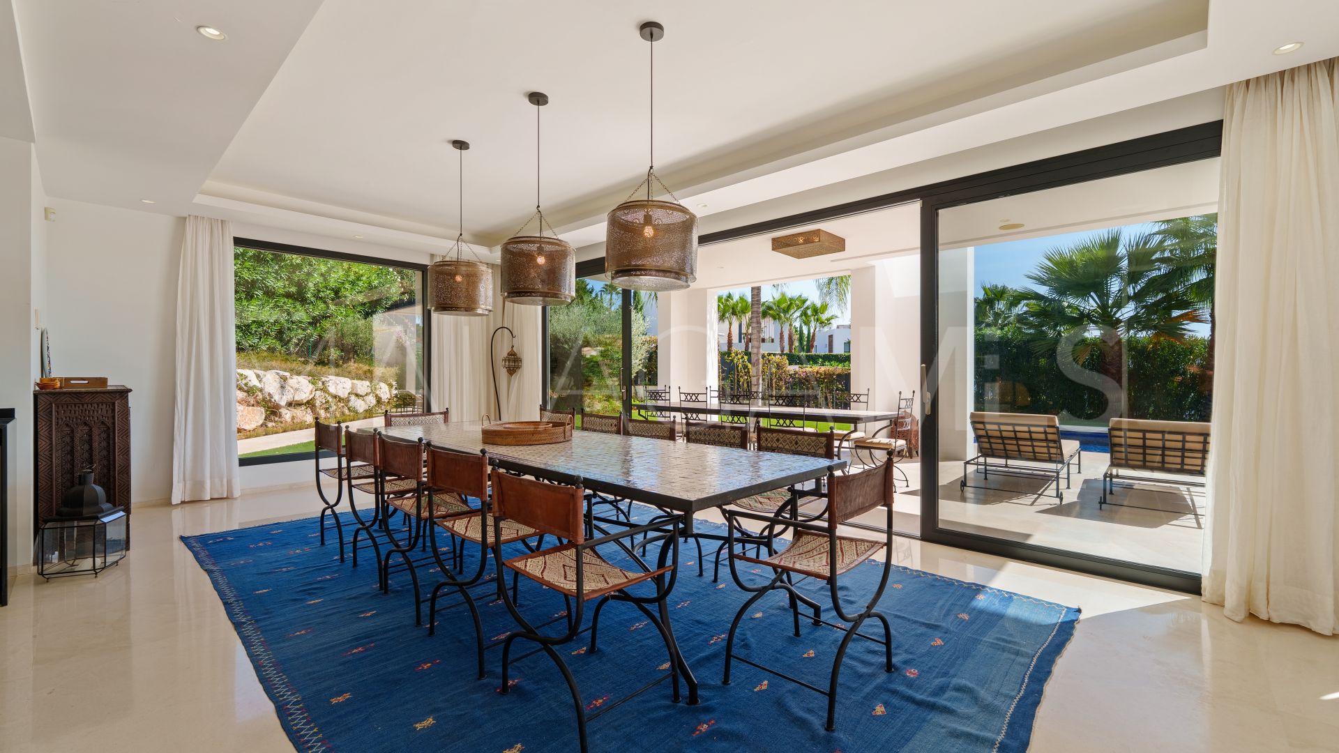 Villa for sale in Nueva Andalucia