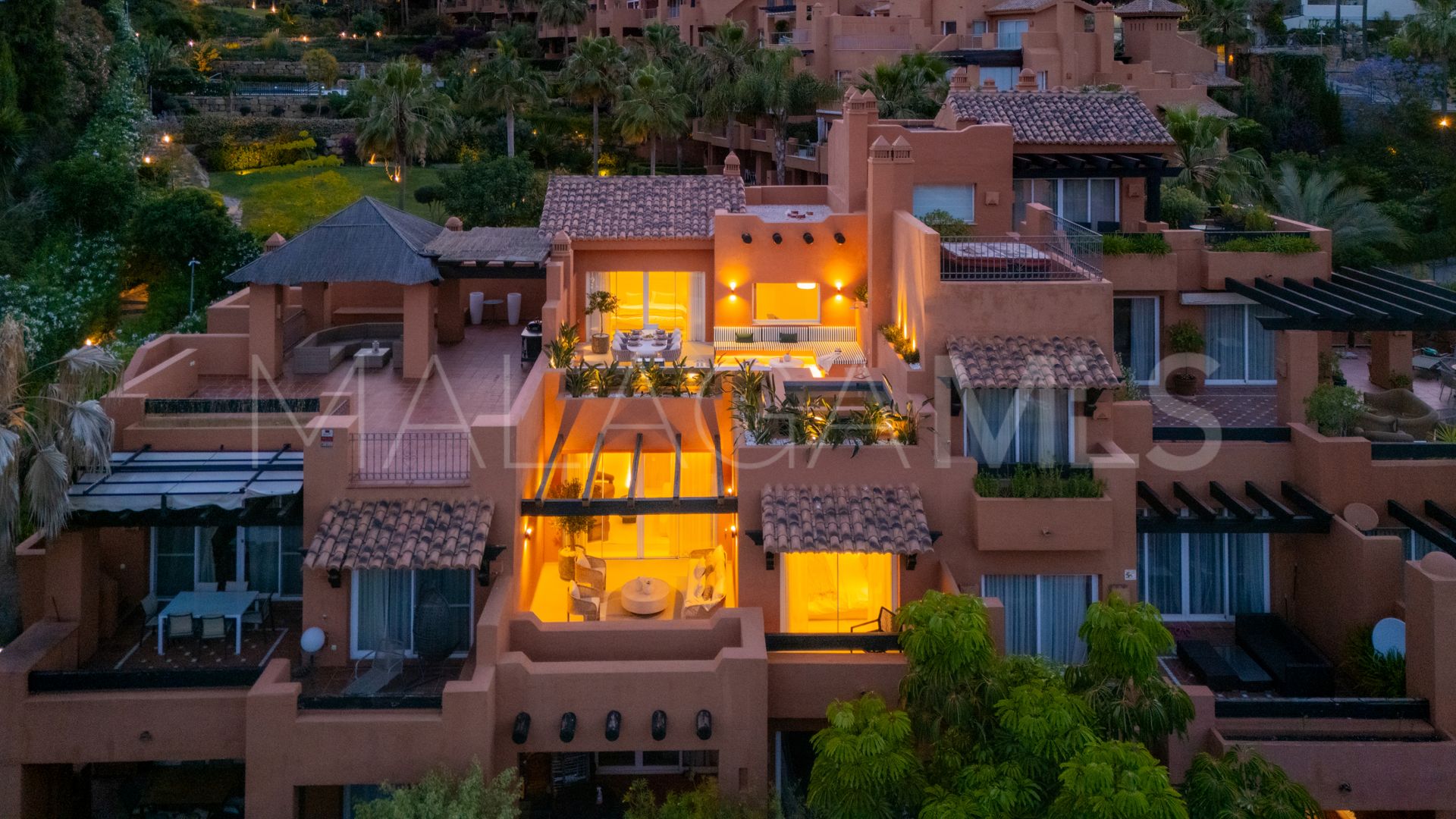 Duplex penthouse with 4 bedrooms for sale in Alminar de Marbella