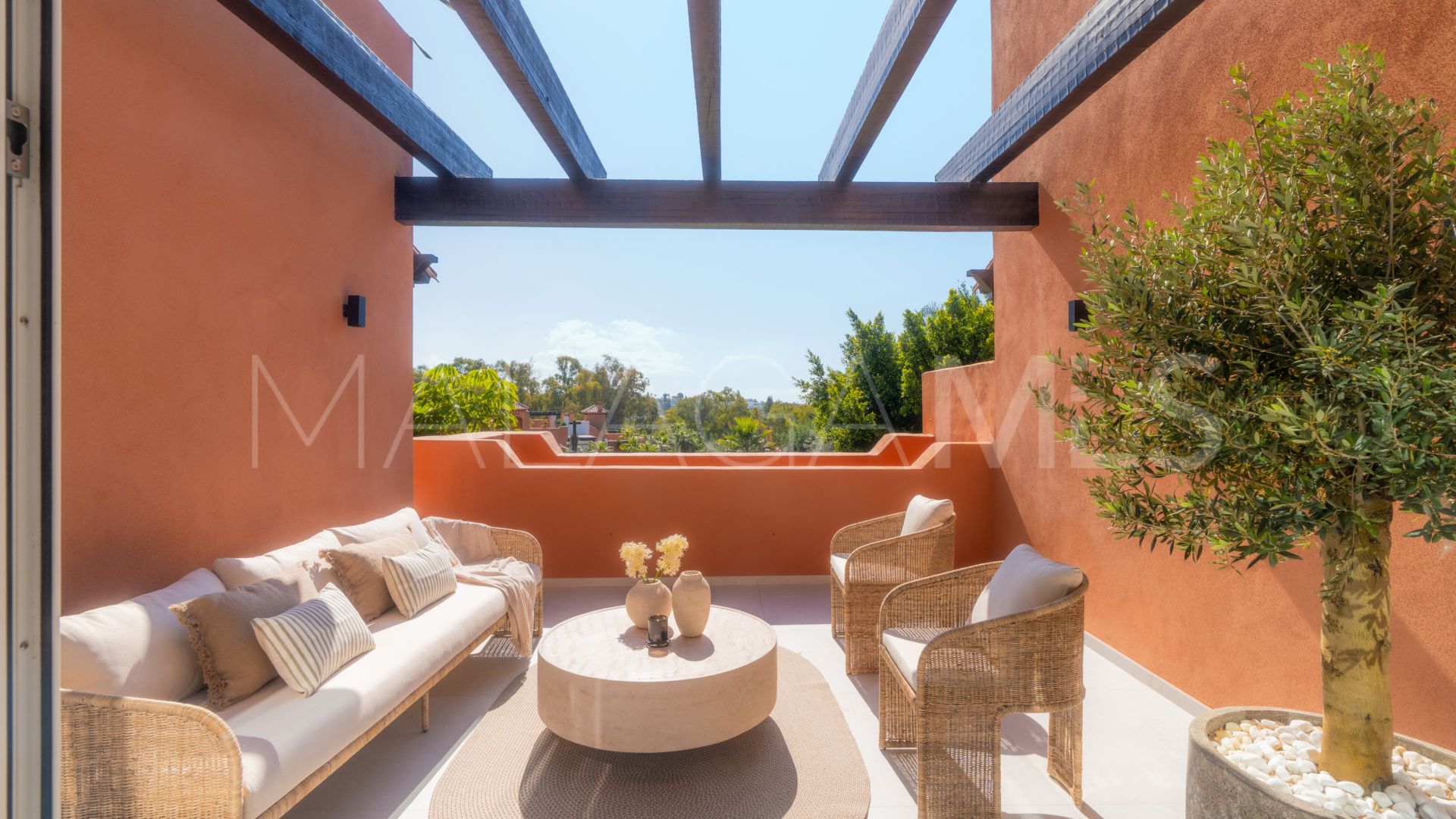 Duplex penthouse with 4 bedrooms for sale in Alminar de Marbella