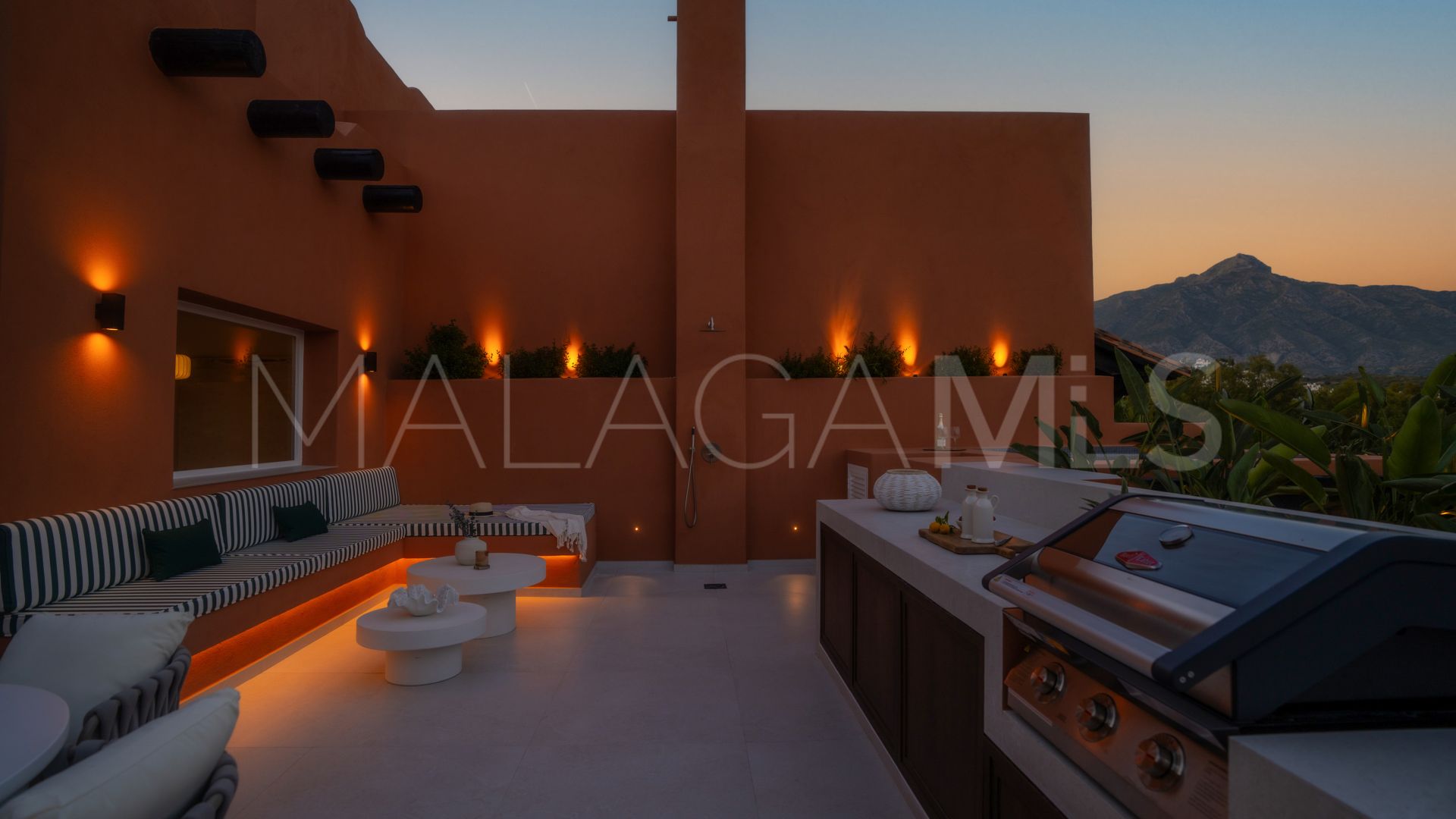 Duplex penthouse with 4 bedrooms for sale in Alminar de Marbella