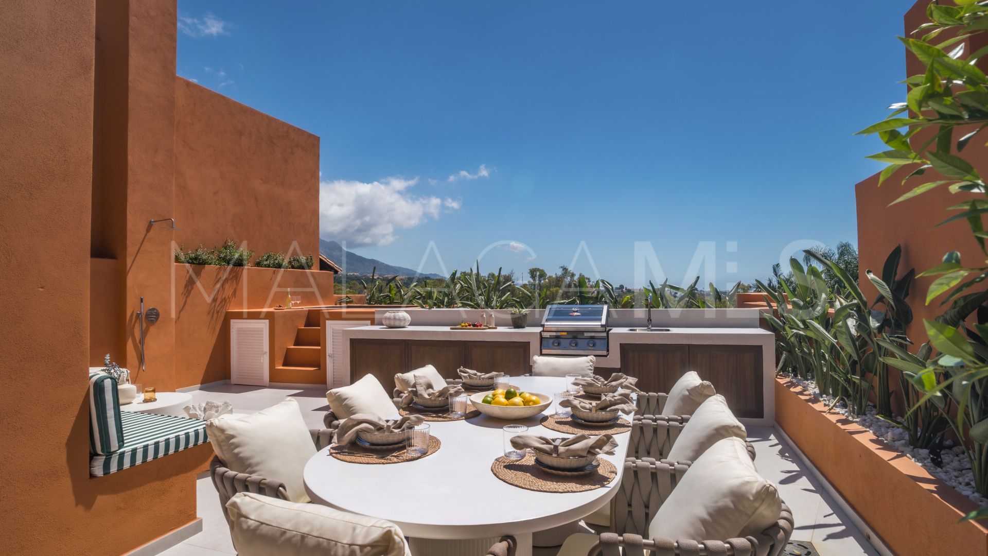 Duplex penthouse with 4 bedrooms for sale in Alminar de Marbella