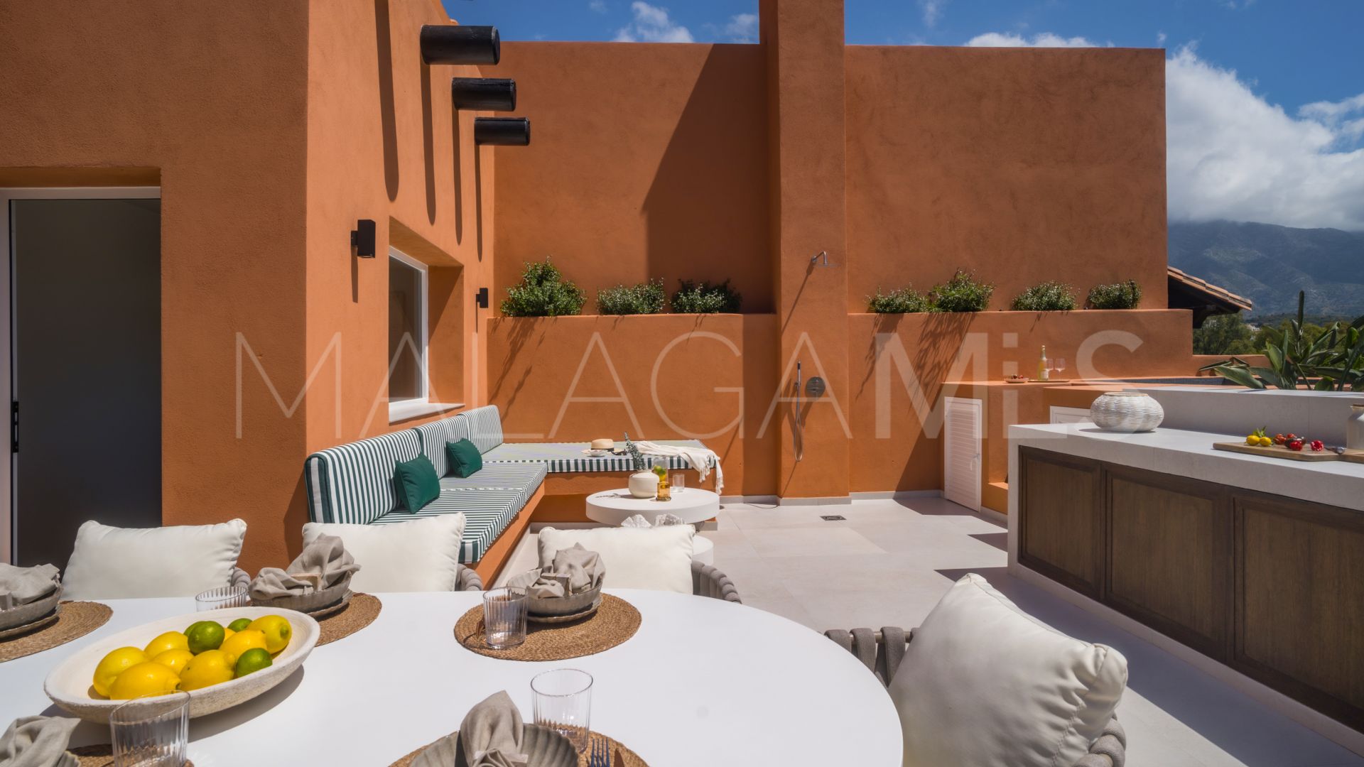Duplex penthouse with 4 bedrooms for sale in Alminar de Marbella