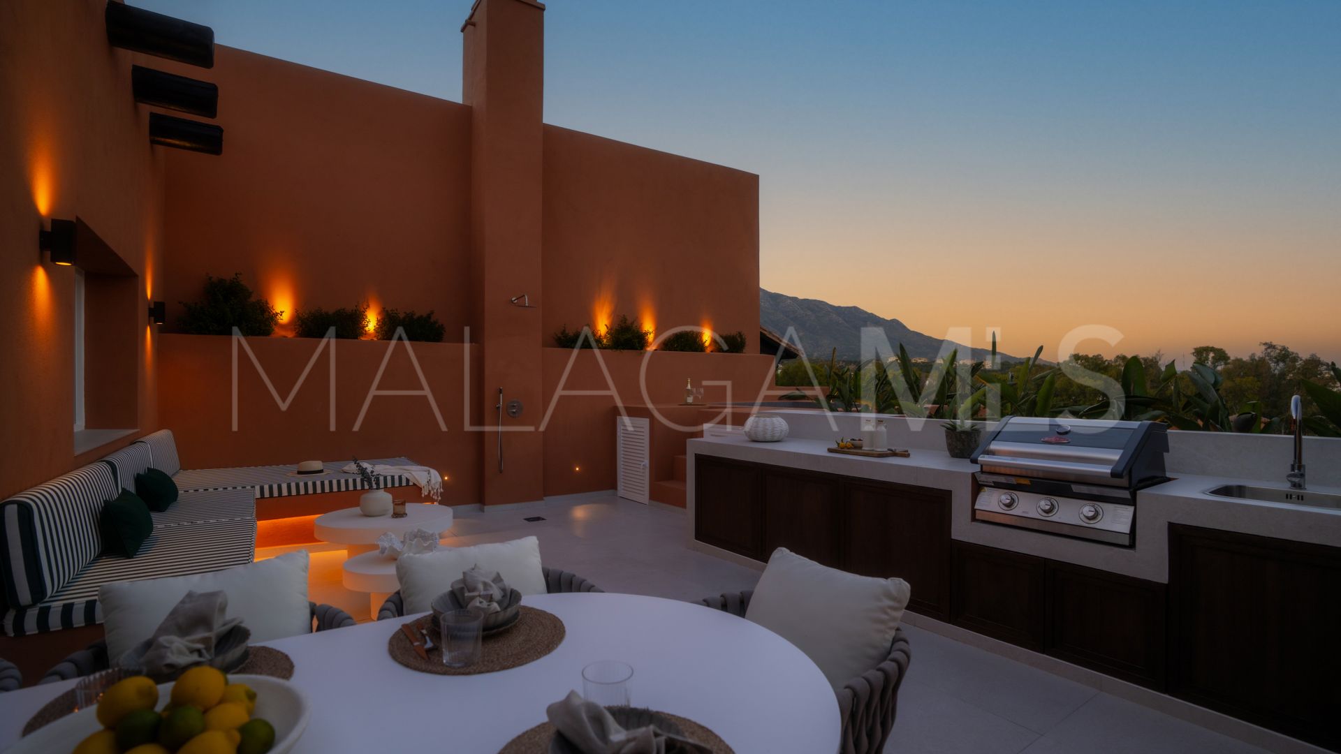 Duplex penthouse with 4 bedrooms for sale in Alminar de Marbella
