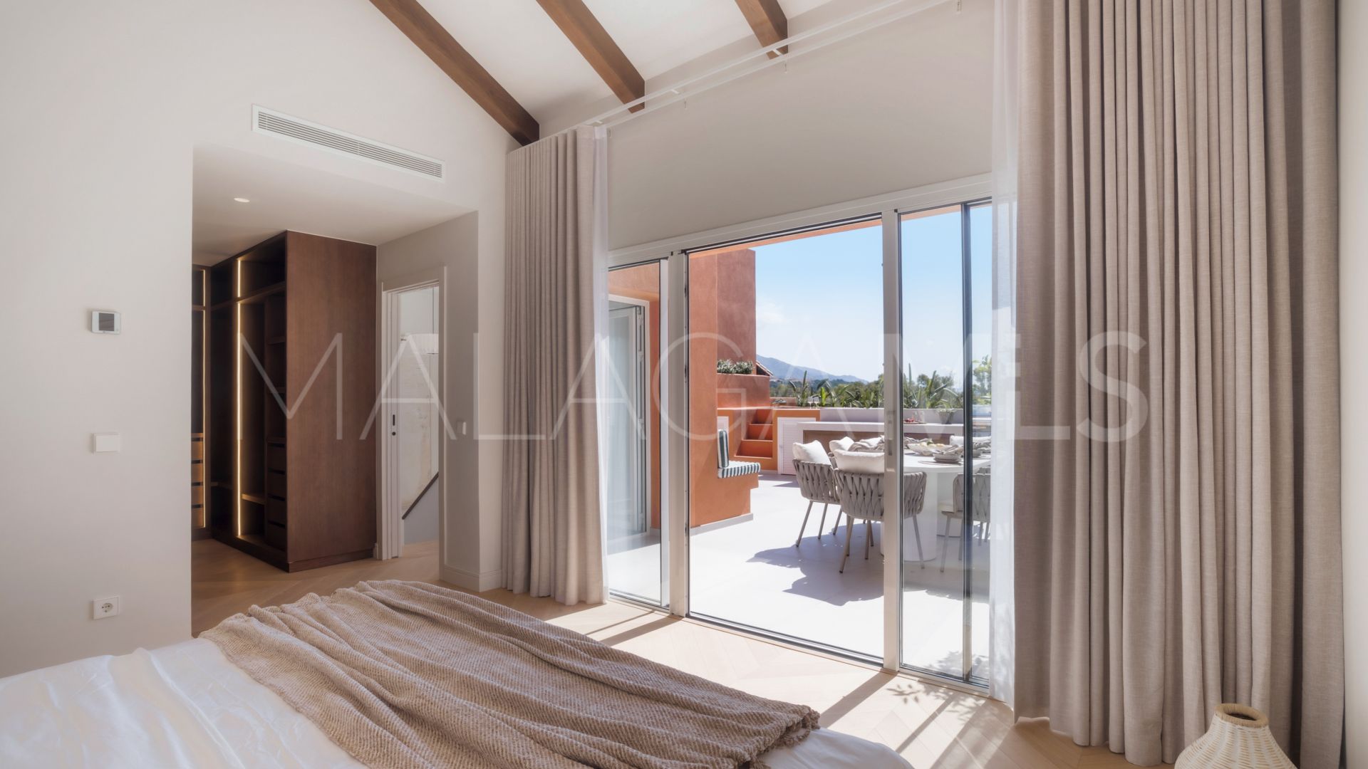 Duplex penthouse with 4 bedrooms for sale in Alminar de Marbella