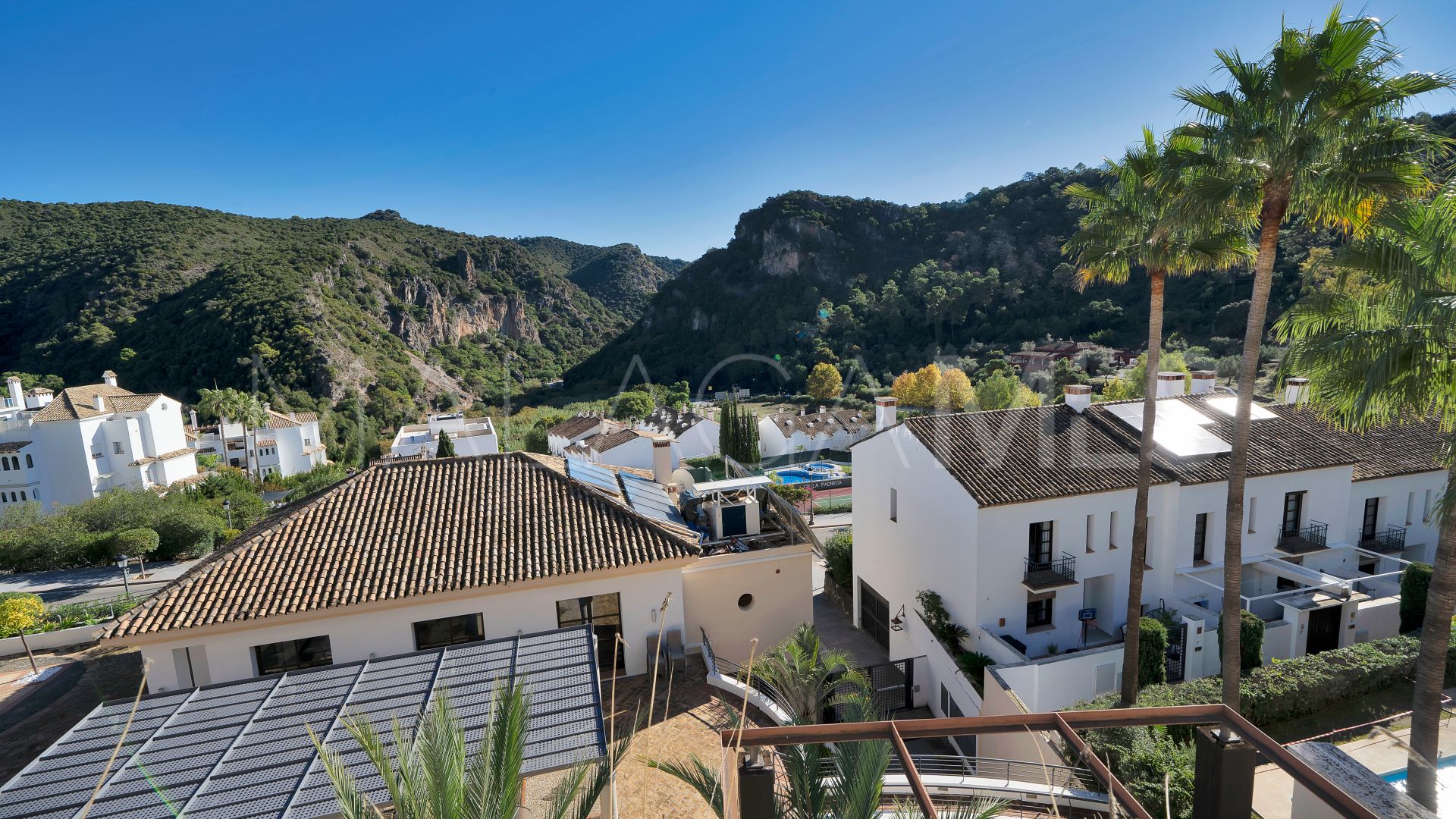 Radhus for sale in Benahavis Centro