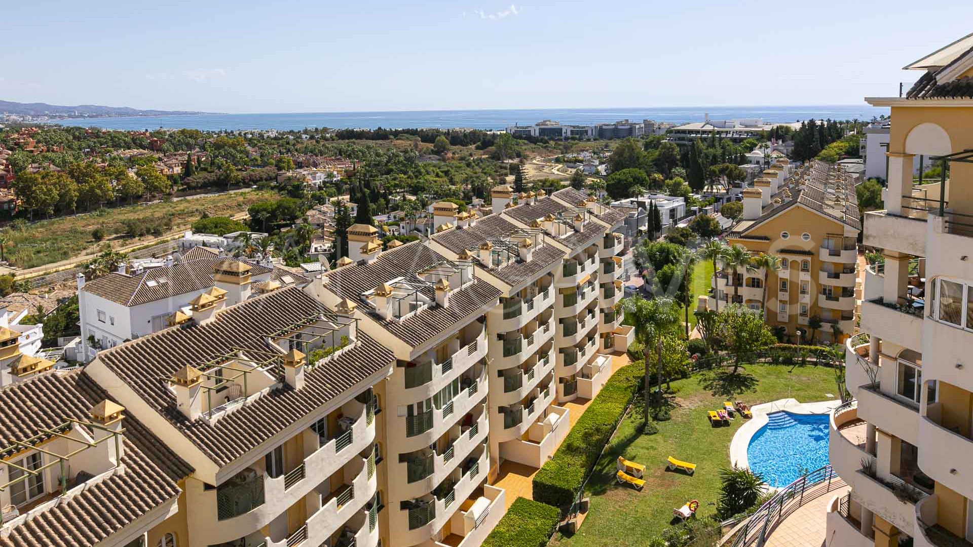 Atico duplex with 3 bedrooms for sale in Señorio de Aloha