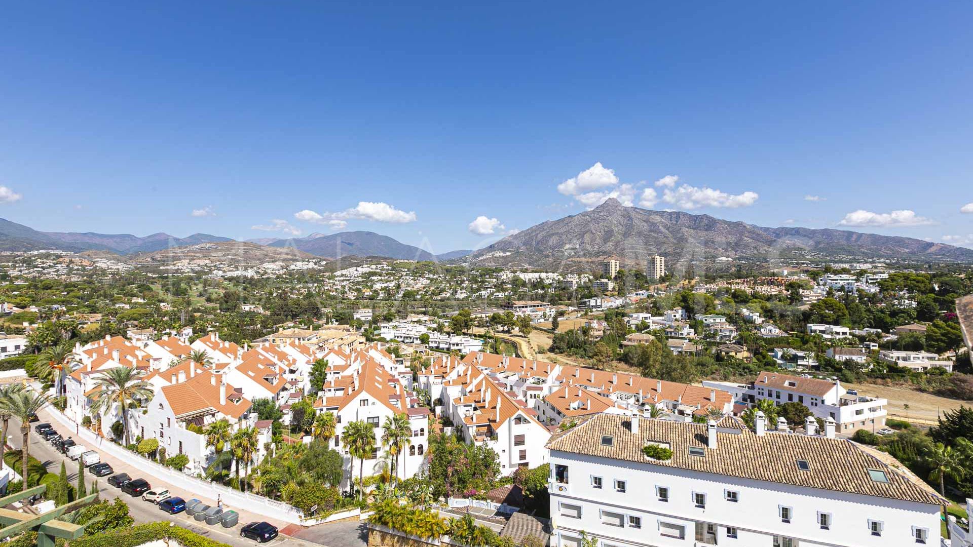 Atico duplex with 3 bedrooms for sale in Señorio de Aloha