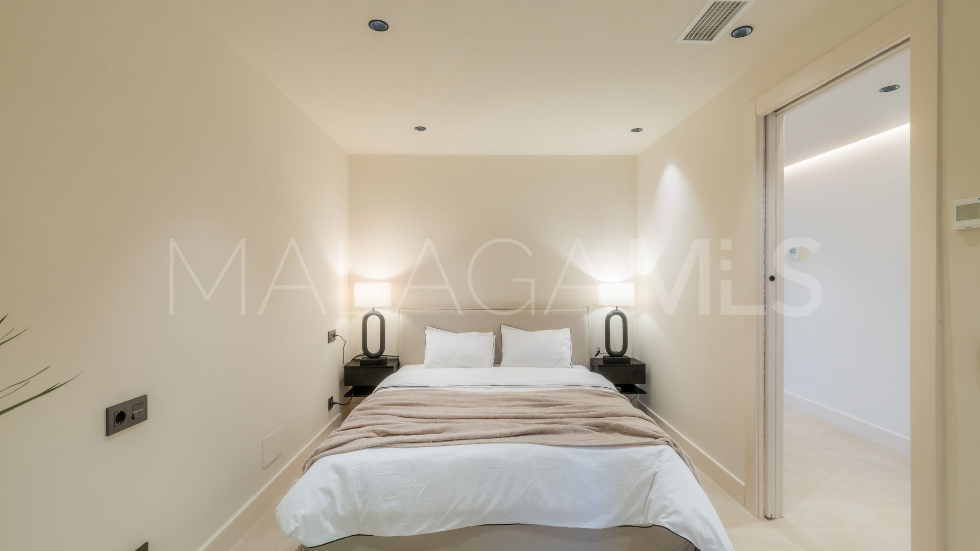 Buy apartamento in Nueva Andalucia with 3 bedrooms