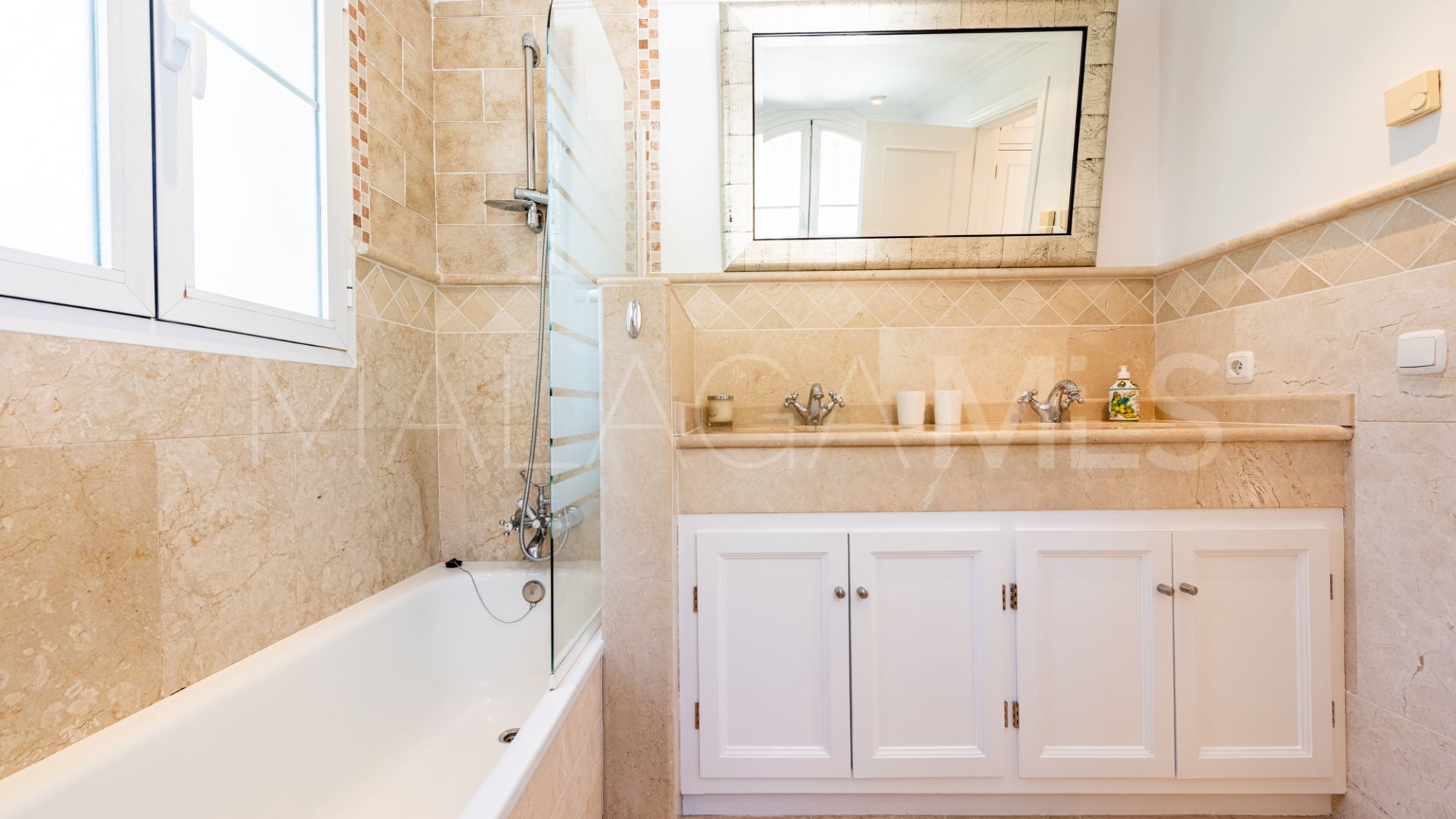 Villa for sale in Benahavis