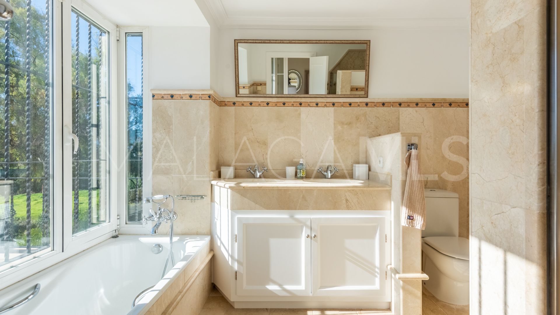 Villa for sale in Benahavis