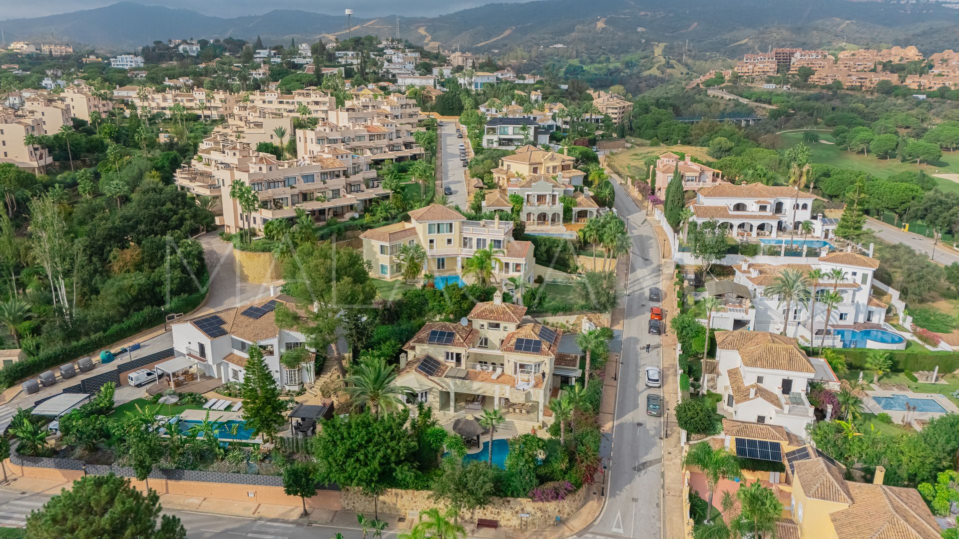 Villa for sale in Elviria with 5 bedrooms