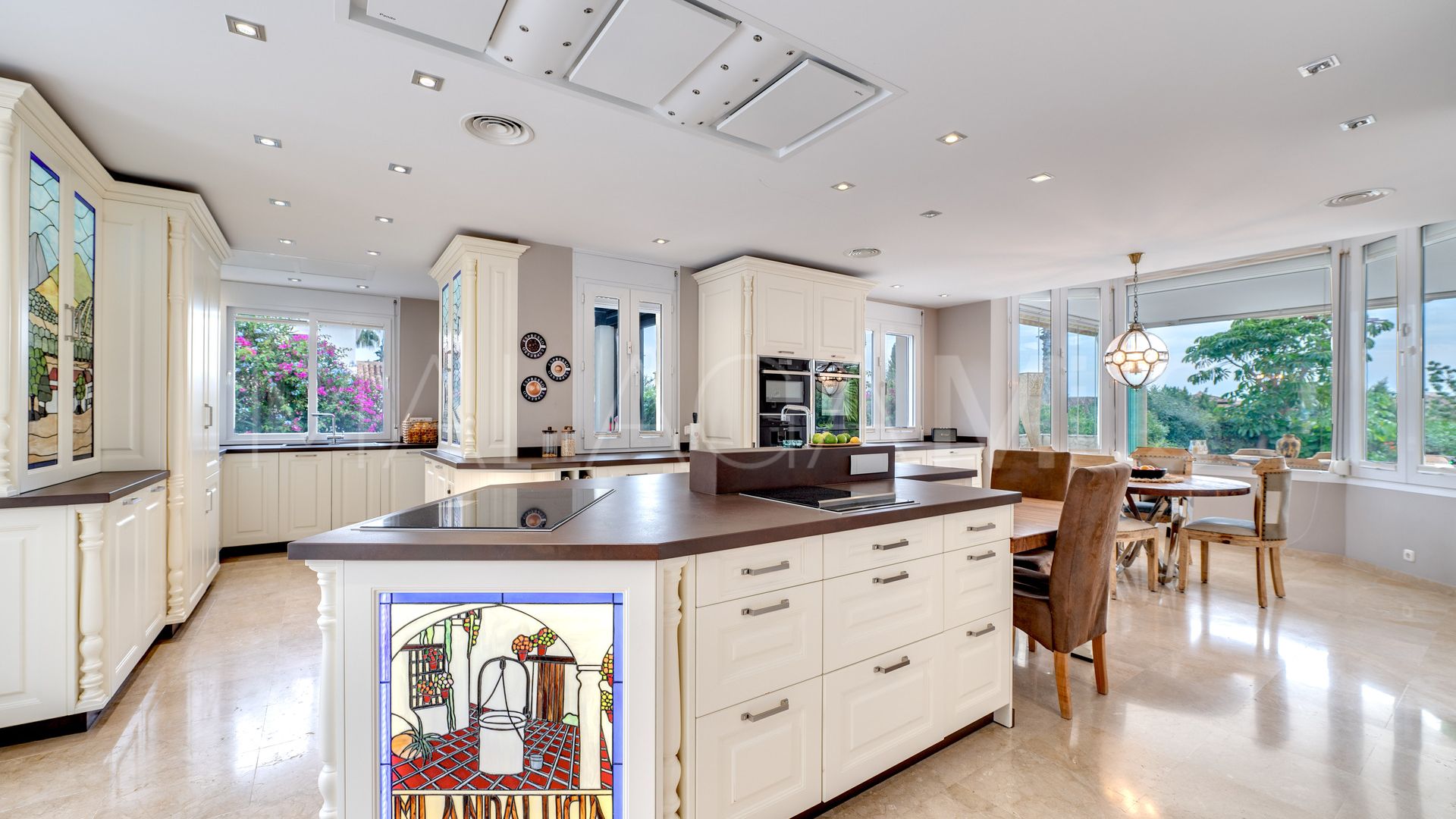 Villa for sale in Elviria with 5 bedrooms