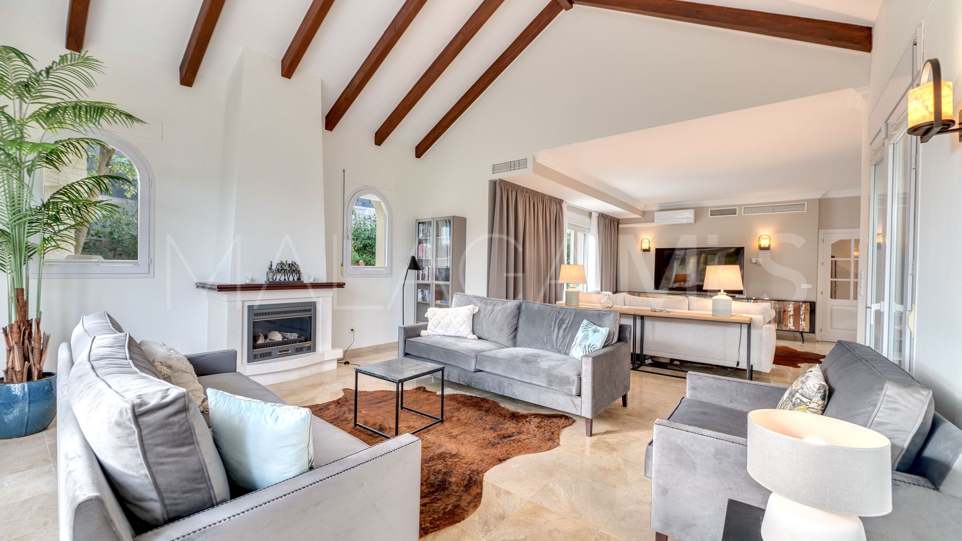 Villa for sale in Elviria with 5 bedrooms