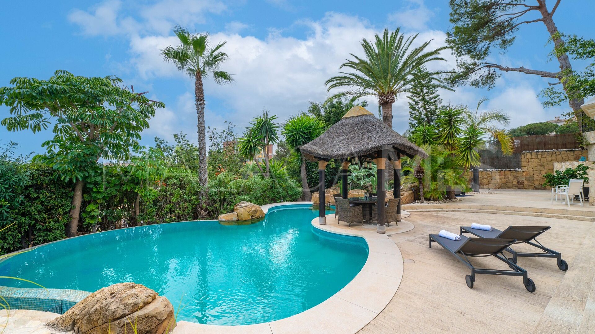 Villa for sale in Elviria with 5 bedrooms