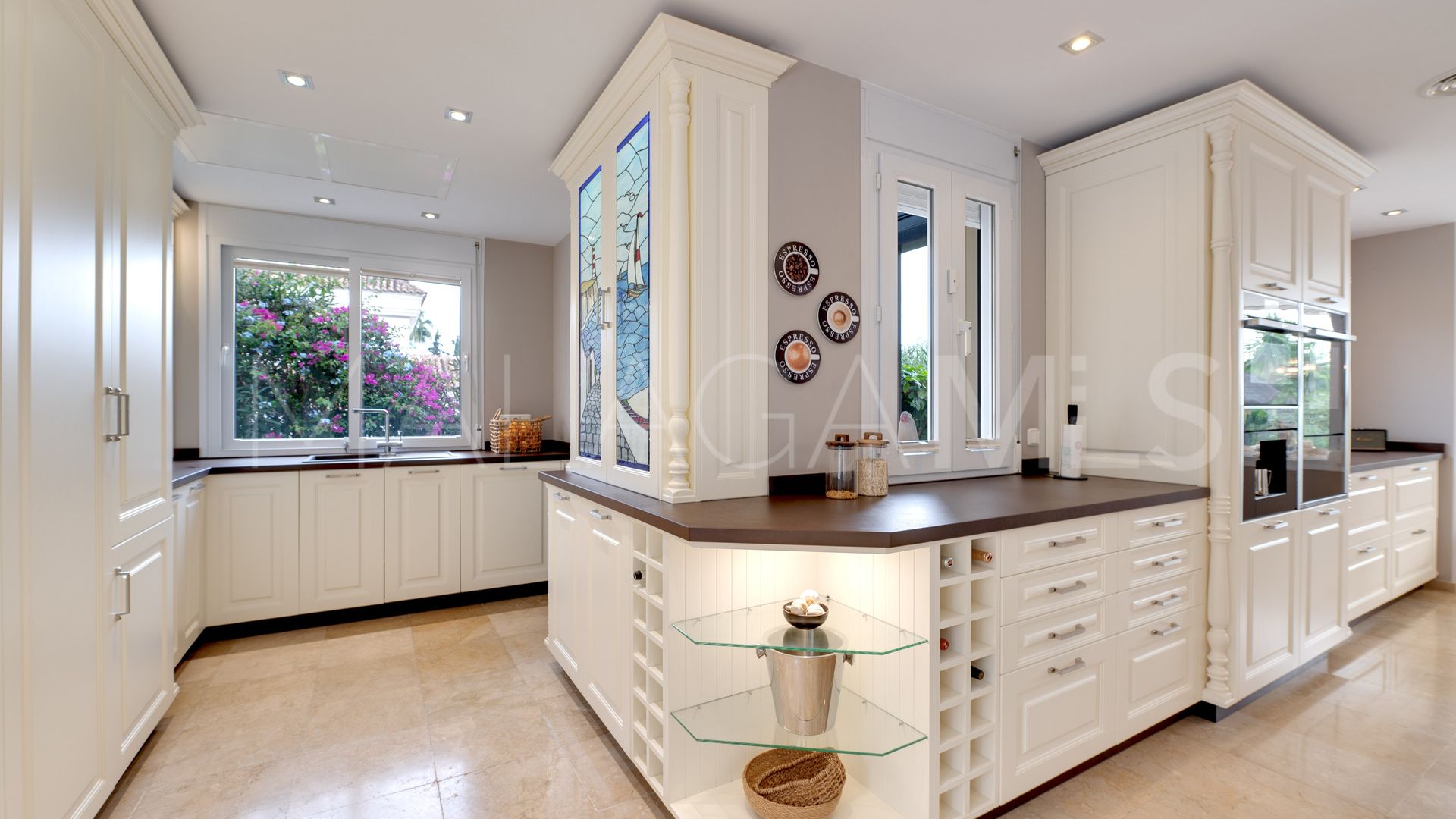 Villa for sale in Elviria with 5 bedrooms