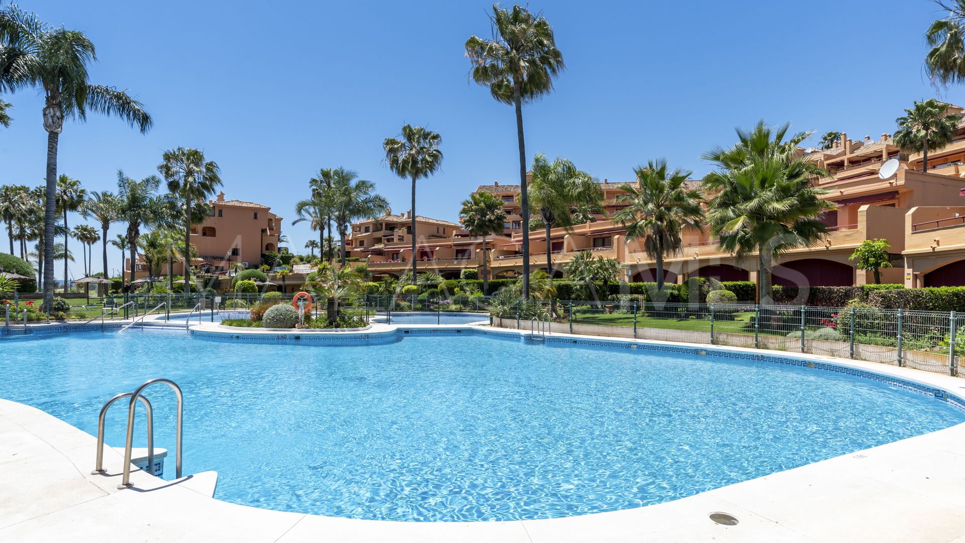 Se vende apartamento planta baja de 3 bedrooms in Estepona
