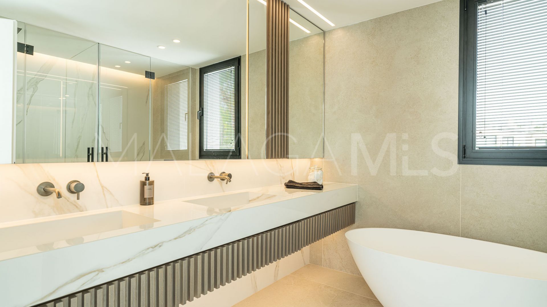 Villa for sale in Nueva Andalucia