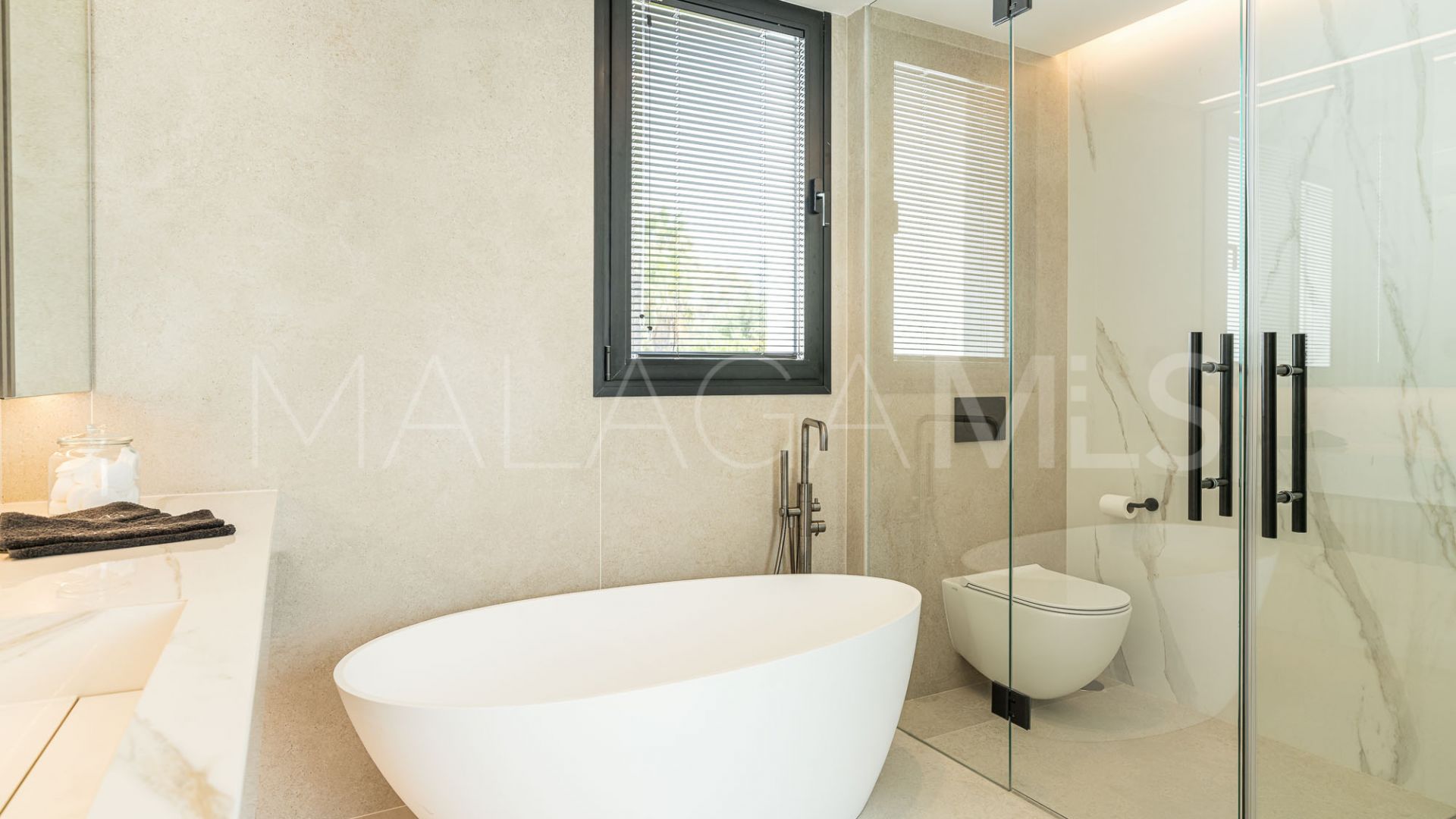 Villa for sale in Nueva Andalucia