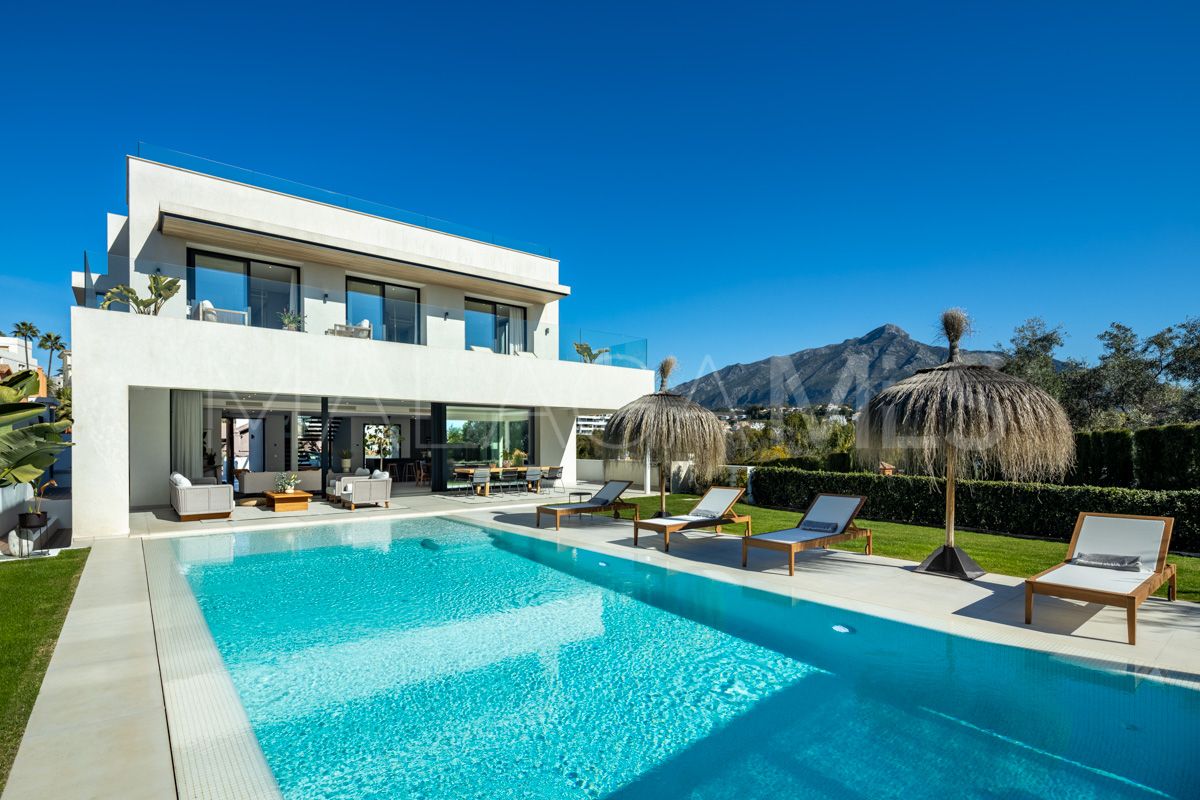 Villa for sale in Nueva Andalucia