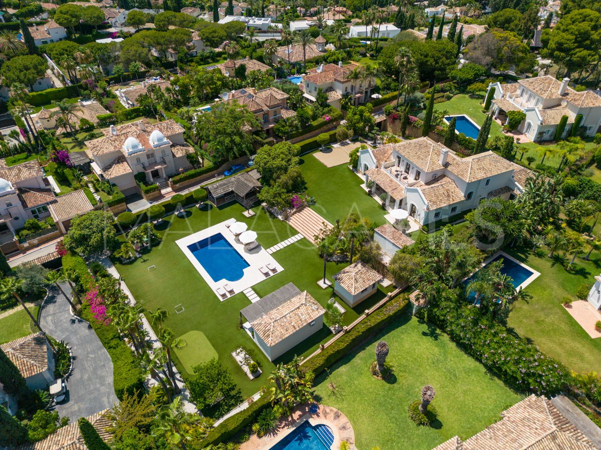 Buy villa in Estepona
