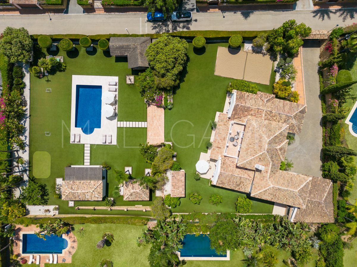 Buy villa in Estepona