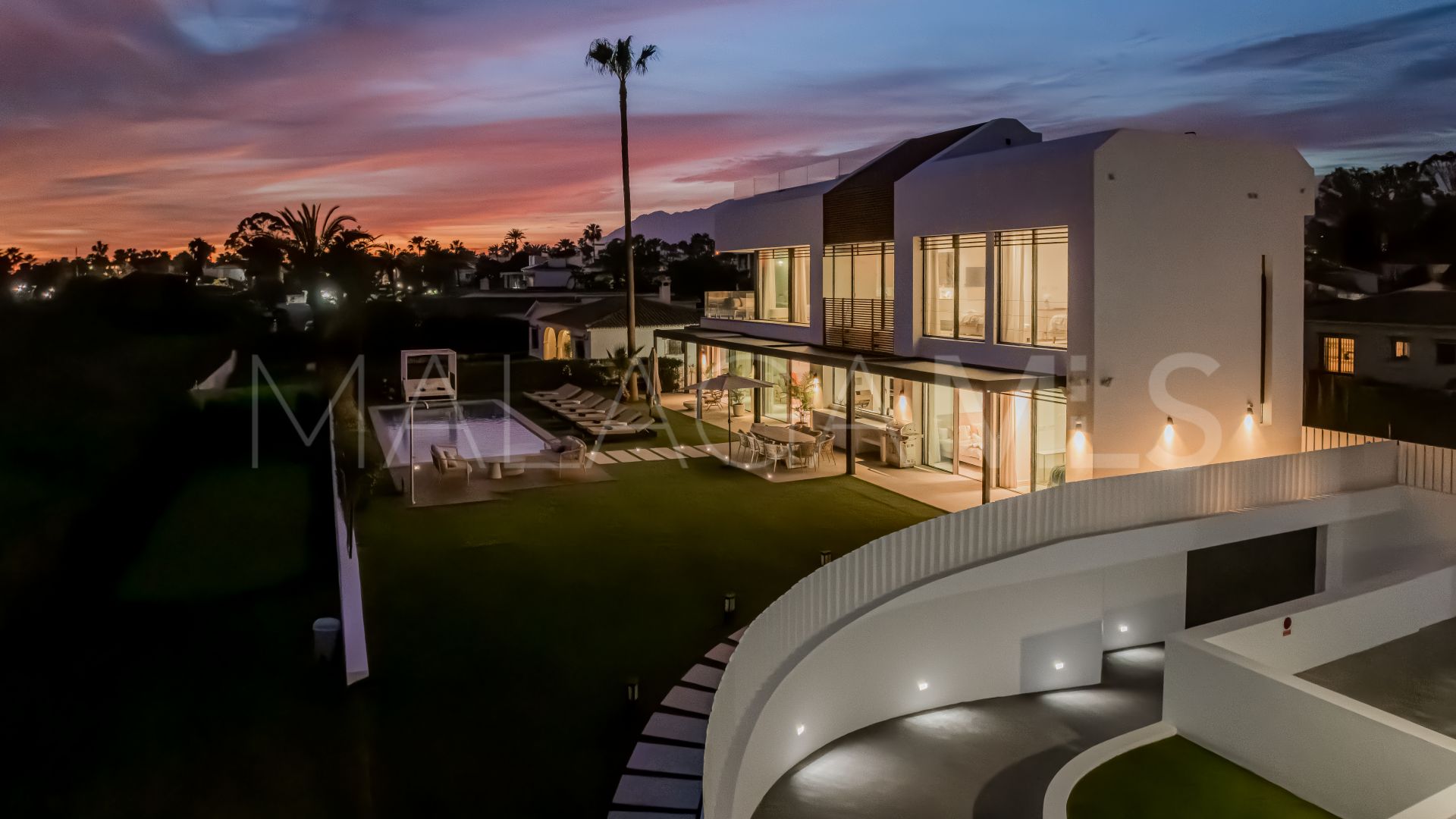 Villa for sale in Estepona