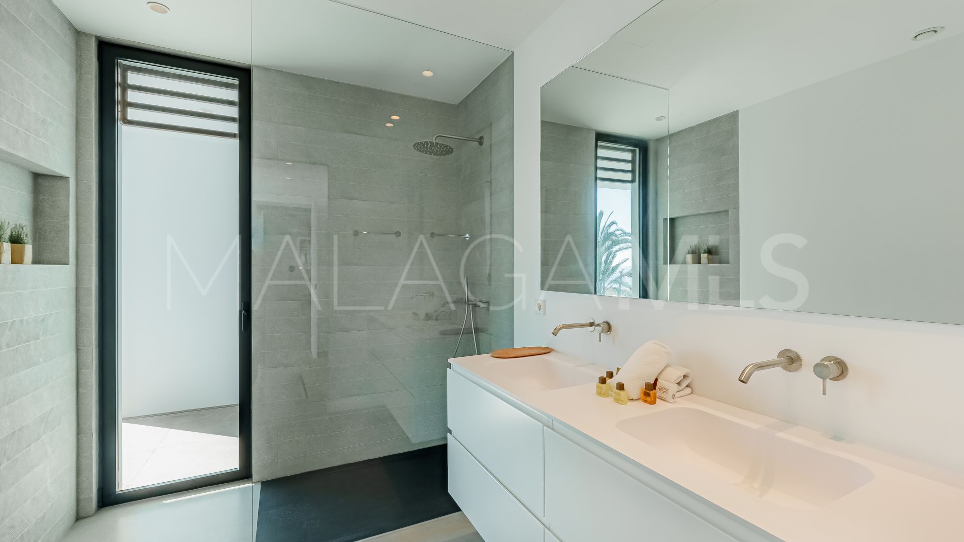 Villa for sale in Estepona