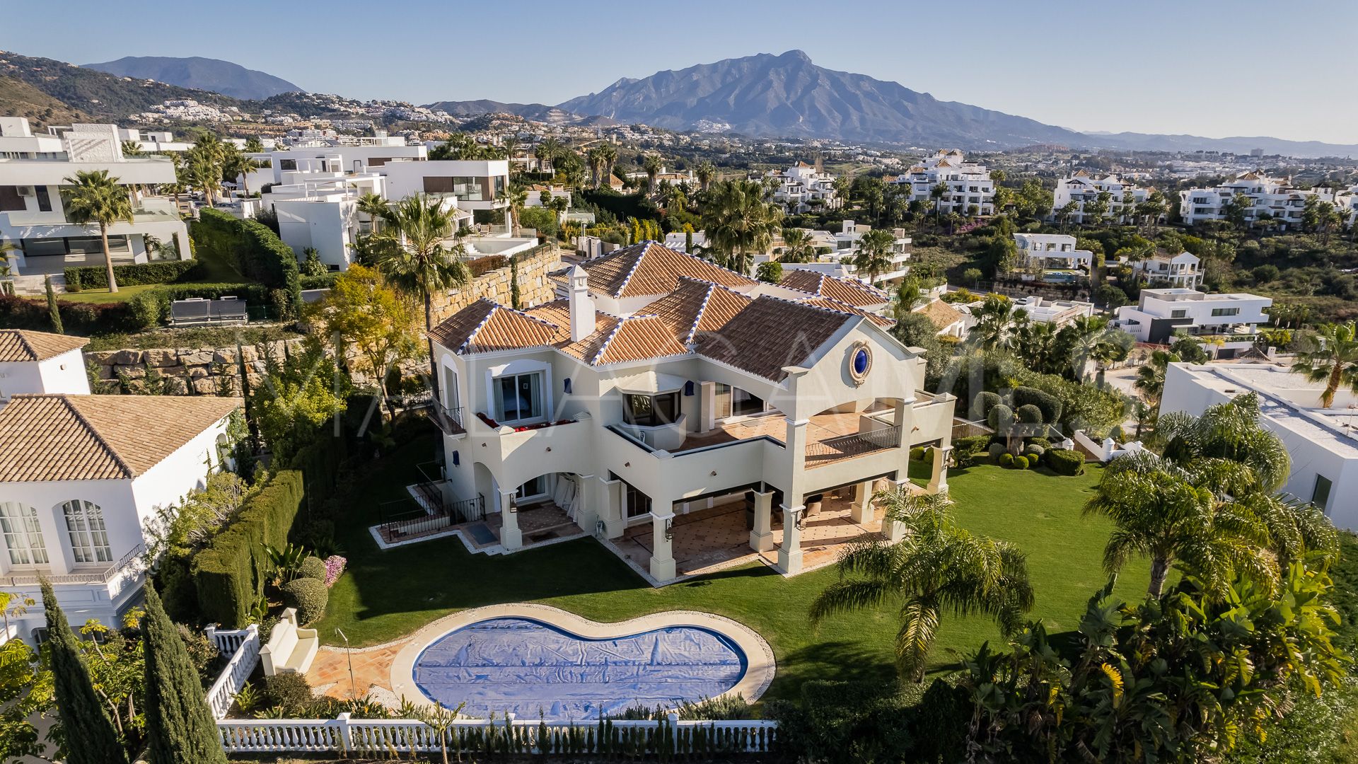 Villa for sale in Benahavis with 5 bedrooms