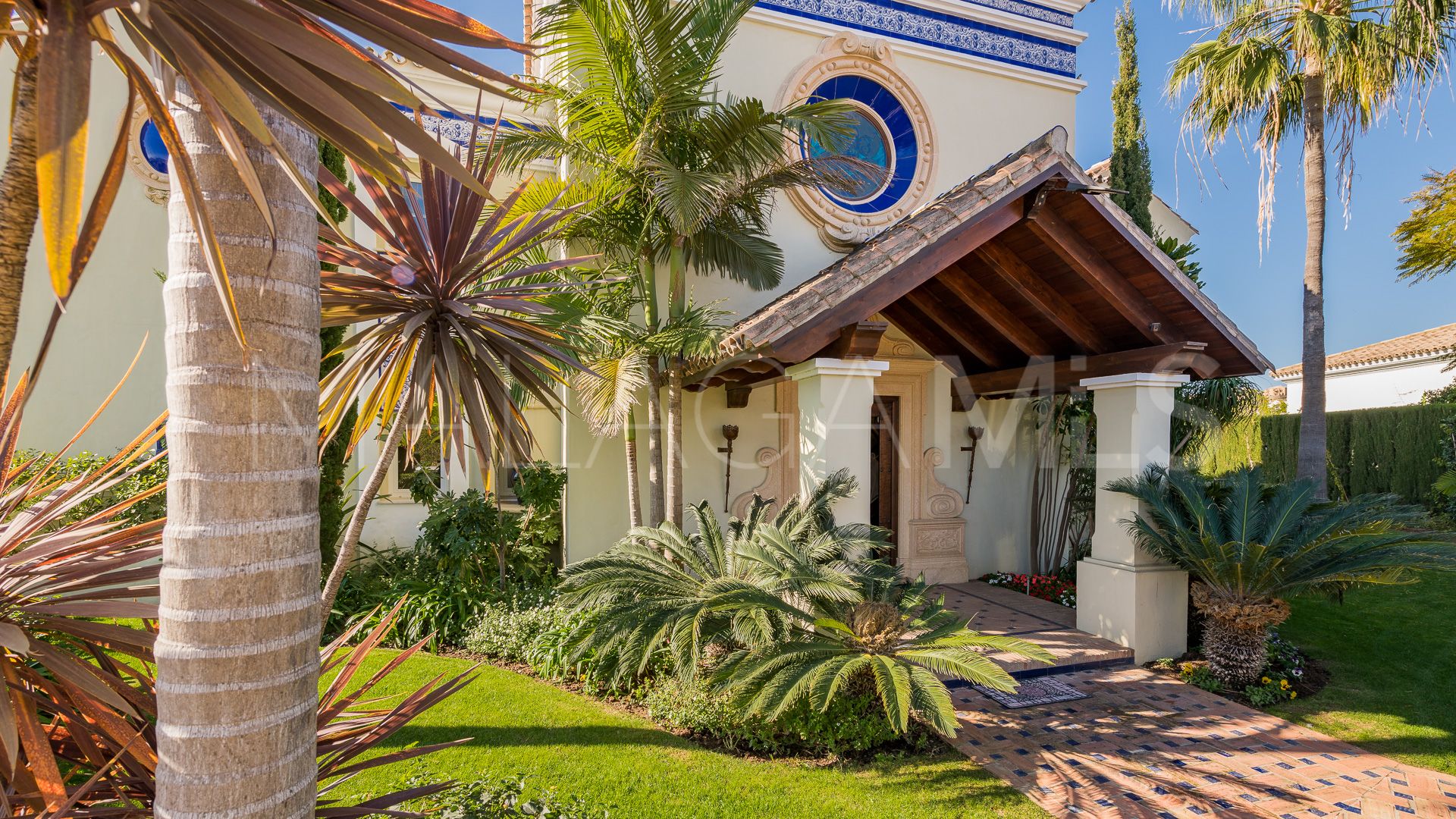 Villa for sale in Benahavis with 5 bedrooms