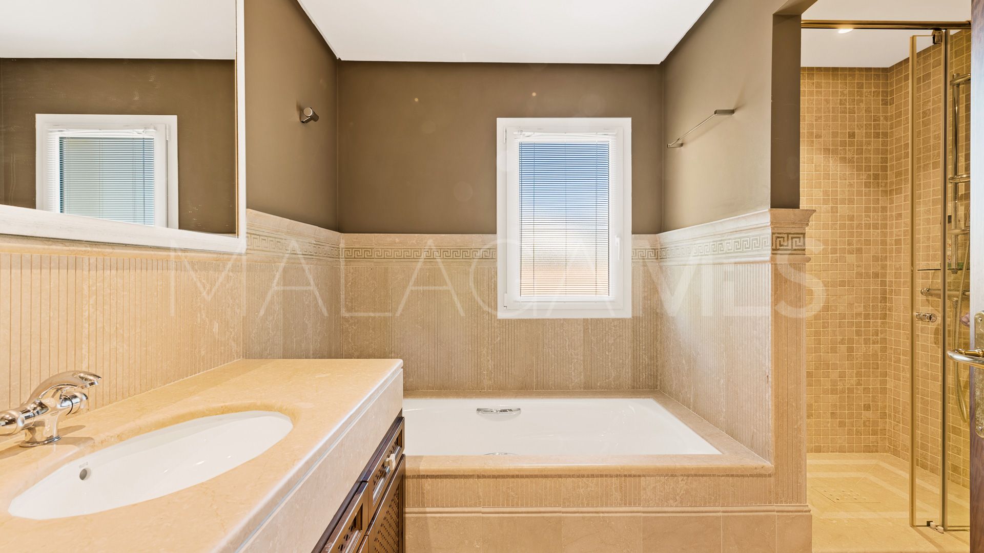 Villa for sale in Benahavis with 5 bedrooms