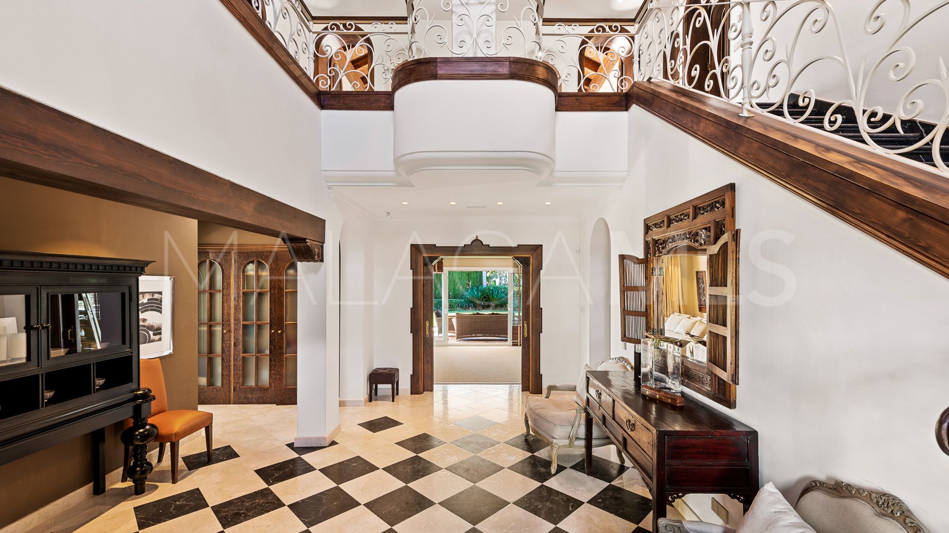 Villa for sale in Benahavis with 5 bedrooms