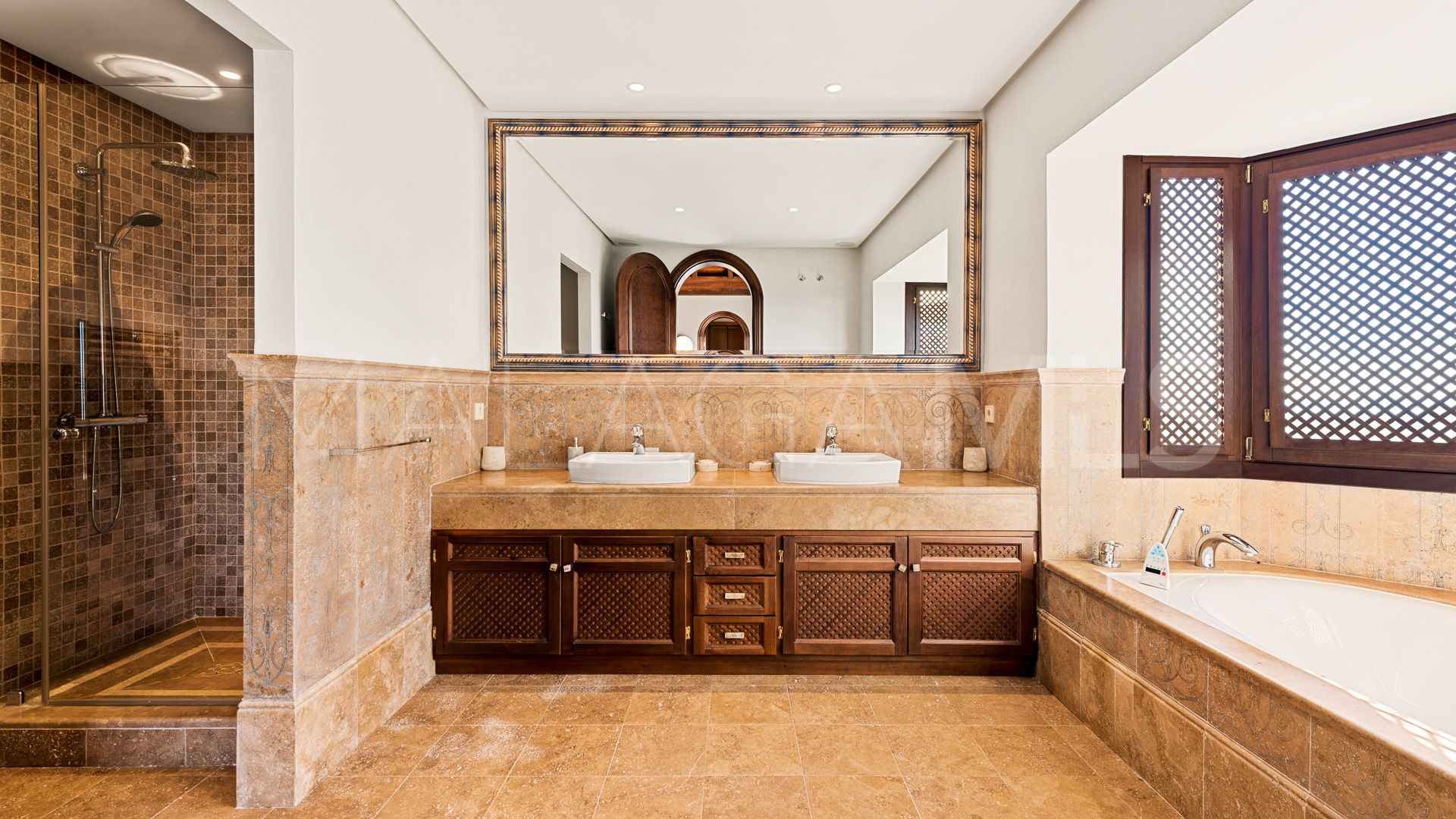 Villa for sale in Benahavis with 5 bedrooms
