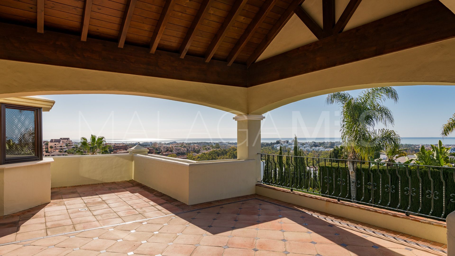 Villa for sale in Benahavis with 5 bedrooms