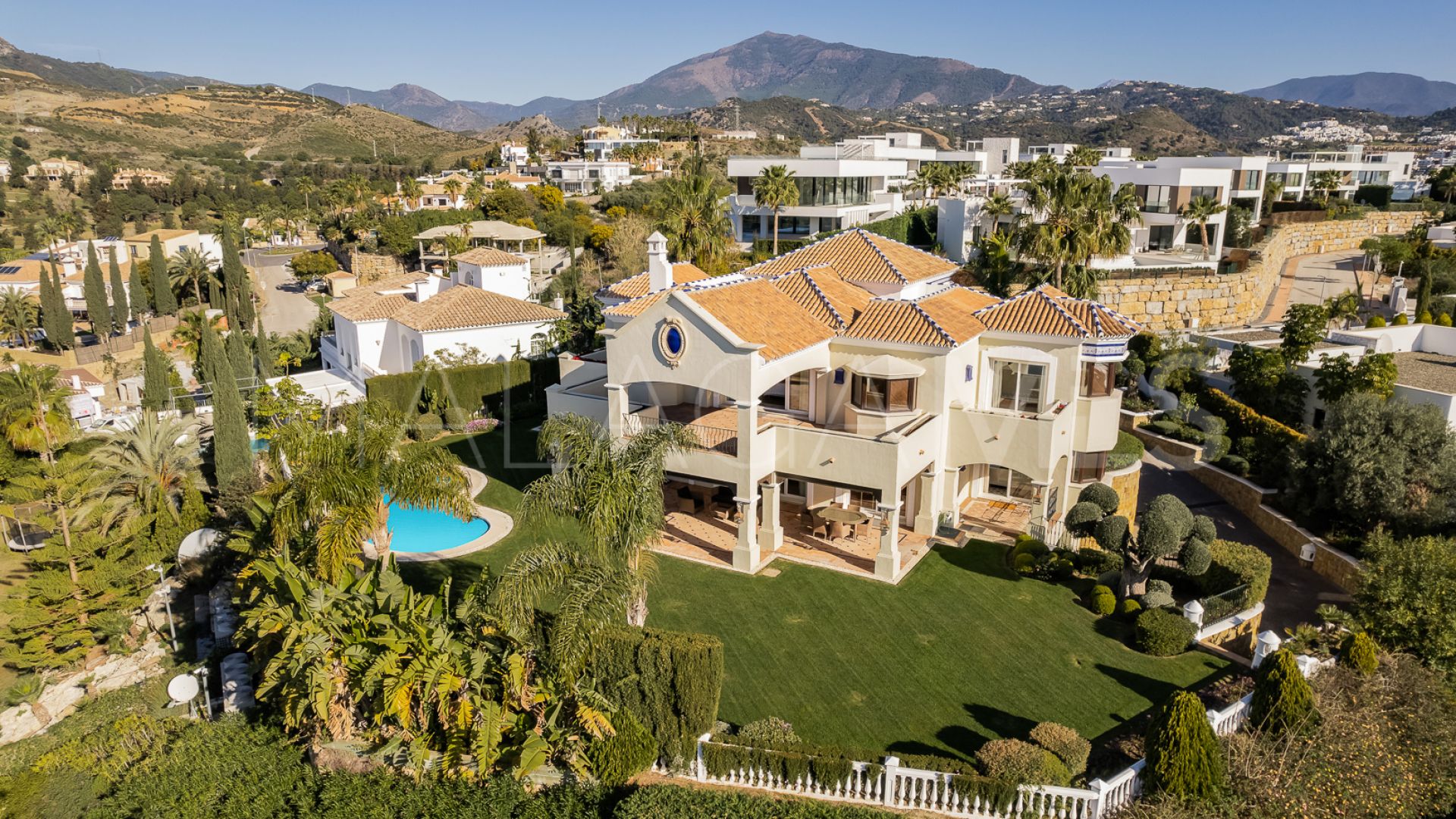 Villa for sale in Benahavis with 5 bedrooms